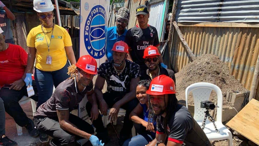 ウサイン・ボルトさんのインスタグラム写真 - (ウサイン・ボルトInstagram)「Happy to partner with @foodforthepoorja & @remaxeliteja to build a home for Sean Sutherland, who lost  his home to fire in July. #HappytoGiveBack‬」10月18日 4時35分 - usainbolt