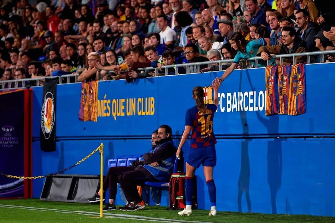 Caroline Graham Hansenさんのインスタグラム写真 - (Caroline Graham HansenInstagram)「Gracias a todos hoy! Siempre es muy especial jugar en casa. Esto es nuestra casa! #viscabarca #soycule」10月18日 4時39分 - graham95