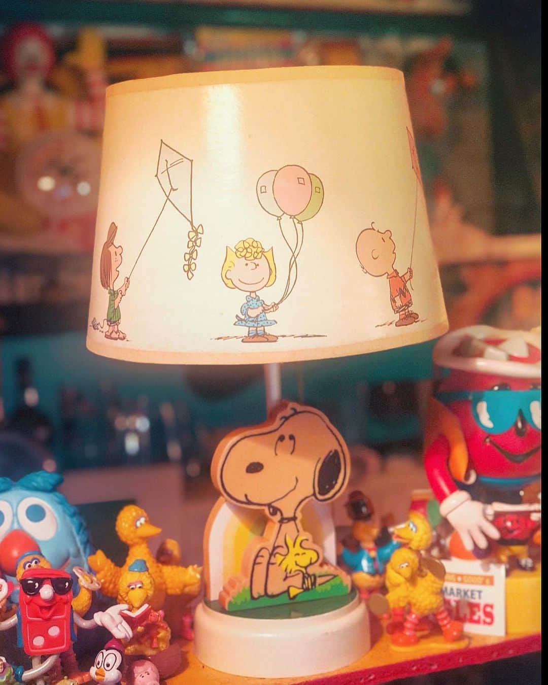 大川知英のインスタグラム：「80's Nursery Originals Peanuts  Snoopy and Woodstock Lump💡 シェードにキャラいっぱいが ポイント👨🏽‍✈️Upi-❗️🤡 #nursery #original #peanuts#snoopy#woodstock  #lump#vintage#80s #シェードがポイント#ランプ好き #部屋には欠かせない#amecajiboys  #takatsubase #アメトイ部」