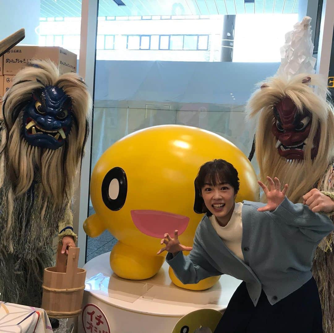 高橋春花のインスタグラム：「今日から20（日）まで HTBのエントランスに 秋田が溢れています😆 「秋だ！秋田だ！創世マルシェ」 中々手に入らない美味しいものが たくさんありますよ^ - ^ なまはげがいます！ そしてなんと！ 明日あさっては秋田犬（本物）も遊びに来てくれます😍 是非お越しください。 今日のイチオシで特にオススメのものを ピックアップしてご紹介しますよ^ - ^ #秋田#なまはげ#迫力 #HTB創世マルシェ #秋田犬 #HTB#エントランス #イチオシ #高橋春花」