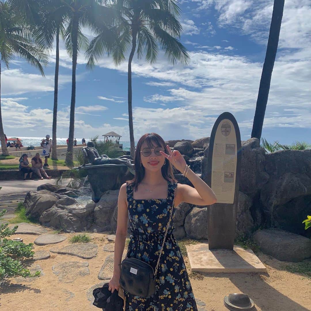 のインスタグラム：「ハワイに来ています🏝 時差ボケで二日間寝てばっかり。 行く前に時間がなくて髪を自分でバッサリ切ってきた！ 教えてもらったアイス屋さんに早速行ってきた🍦 #おさかなゆきの旅」