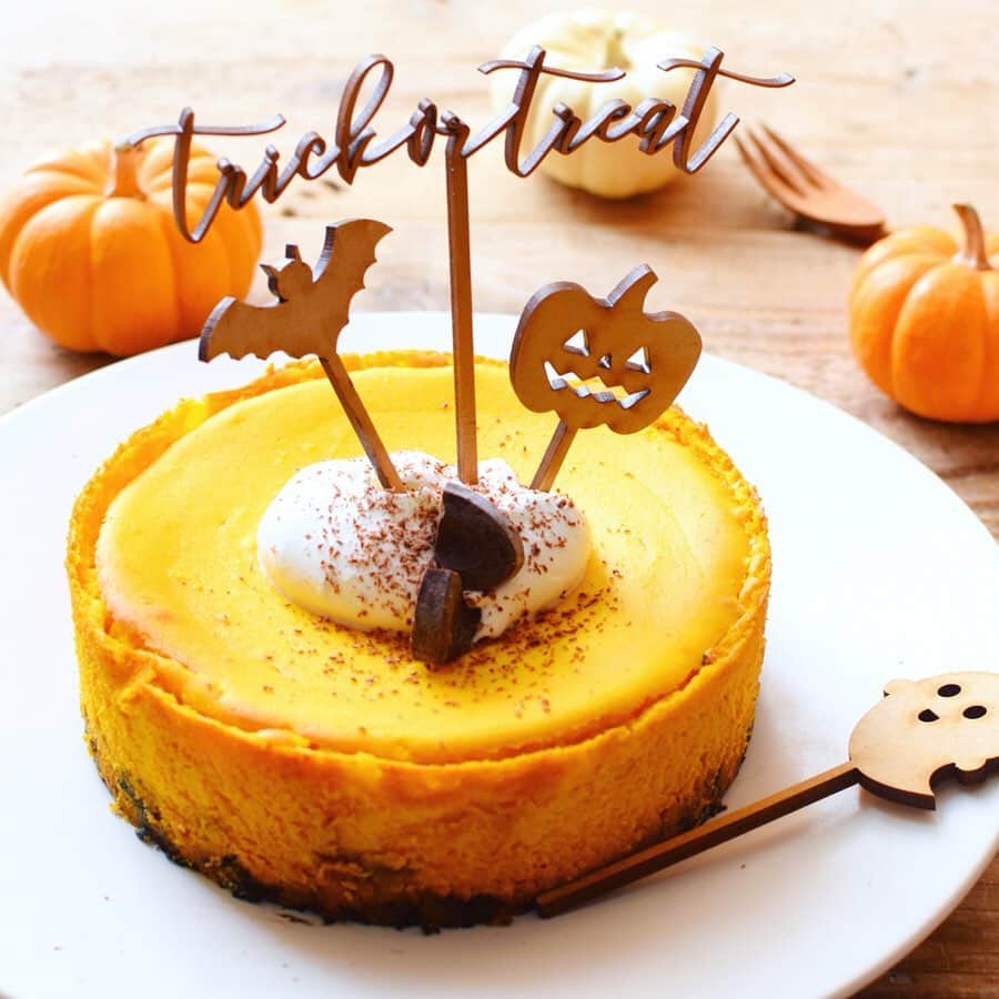 nao_cafe_さんのインスタグラム写真 - (nao_cafe_Instagram)「#かぼちゃチーズケーキ . . ハロウィンっぽいお菓子が作りたくて かぼちゃのチーズケーキを作りました🎃 . ボトムはオレオです♩ かぼちゃのピュレとクリチなどを混ぜて焼くだけの簡単レシピ😆 昨晩作って寝かせておいて 今日のアサカシにしました♡ ずっしりどっしり美味しーい😊 . かぼちゃのピュレは @cotta_corecle コッタさんのもの。 解凍すればすぐに使えて 便利&美味しいよ🎃 . . 可愛いすぎるケーキトッパーは #楽天roomに載せてます . . . @mavenjapan  さまから とても素敵な時計の紹介です。 私が選んだのは COSMOPOLITAN CAMEL 34mm このレザーの質感と文字盤の組み合わせがすごく好き♡ 秋冬にぴったりですね♩ . クーポンコード→naoca1009 こちらのコードで10%割引されます。 . . 写真間違えて投稿しちゃったので 取り消して再投稿しました。 先程いいねくださった方々申し訳ありません🙏 . . コメントおやすみします。 . . 2019.10.18 . . #マベン#マベンウォッチズ#時計#mavenwatches . . #チーズケーキ#チーズケーキ好き #cheesecake #クイストゴー #halloweensweets #pumpkincake #ハロウィン#かぼちゃスイーツ #ハロウィンスイーツ #cotta#roomインスタグラマー #ケーキトッパー」10月18日 14時19分 - nao_cafe_
