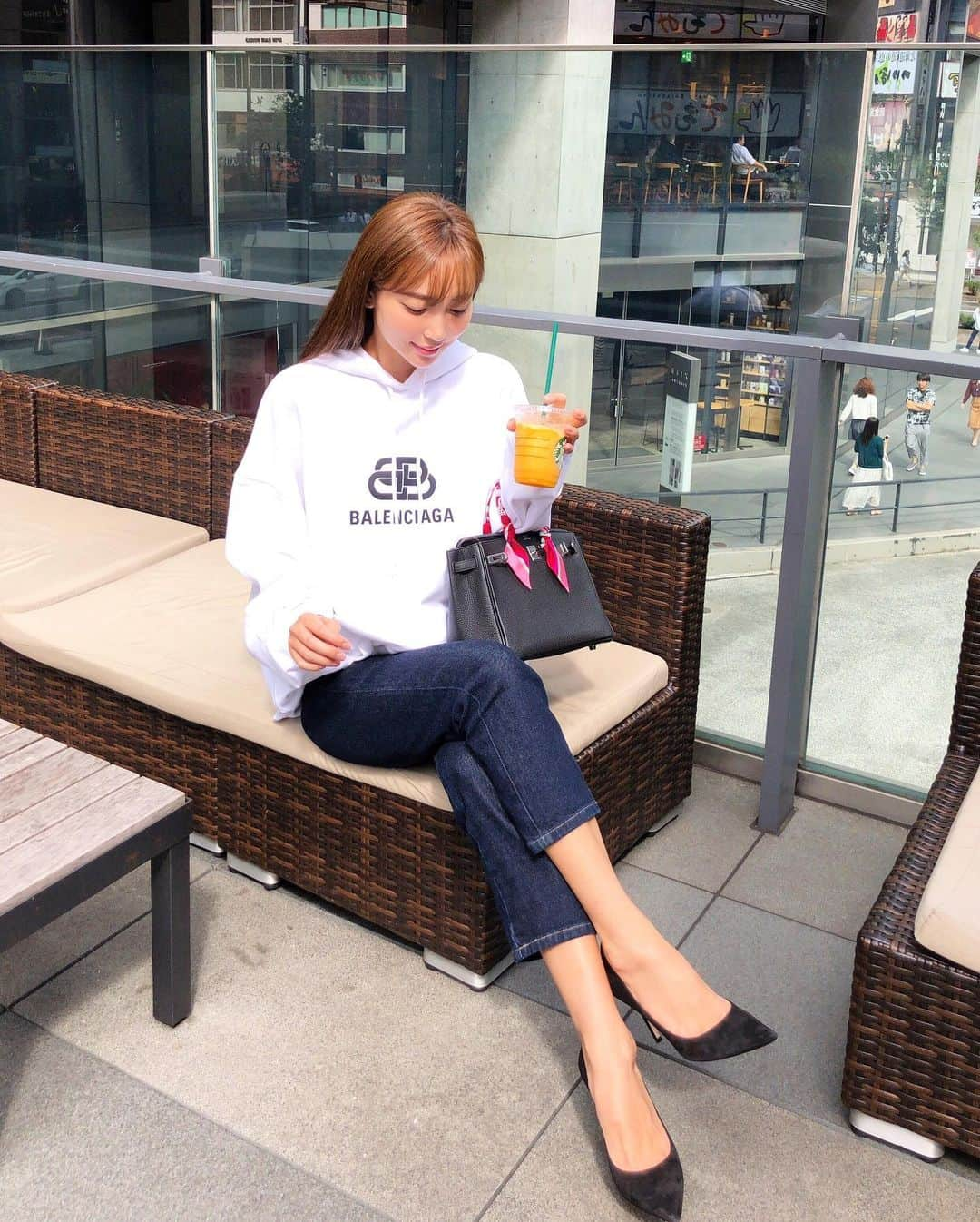 岡部あゆみさんのインスタグラム写真 - (岡部あゆみInstagram)「朝cafe🍹﻿ この時間が大好き﻿ ﻿ そう言えば3ヶ月前に @omotesando_skinclinic でやったHIFU まだ効いてる♡^ ^﻿ Denimはお気に入りの @bananarepublic_jp ☺︎ ﻿」10月18日 14時21分 - ayumi_okabe