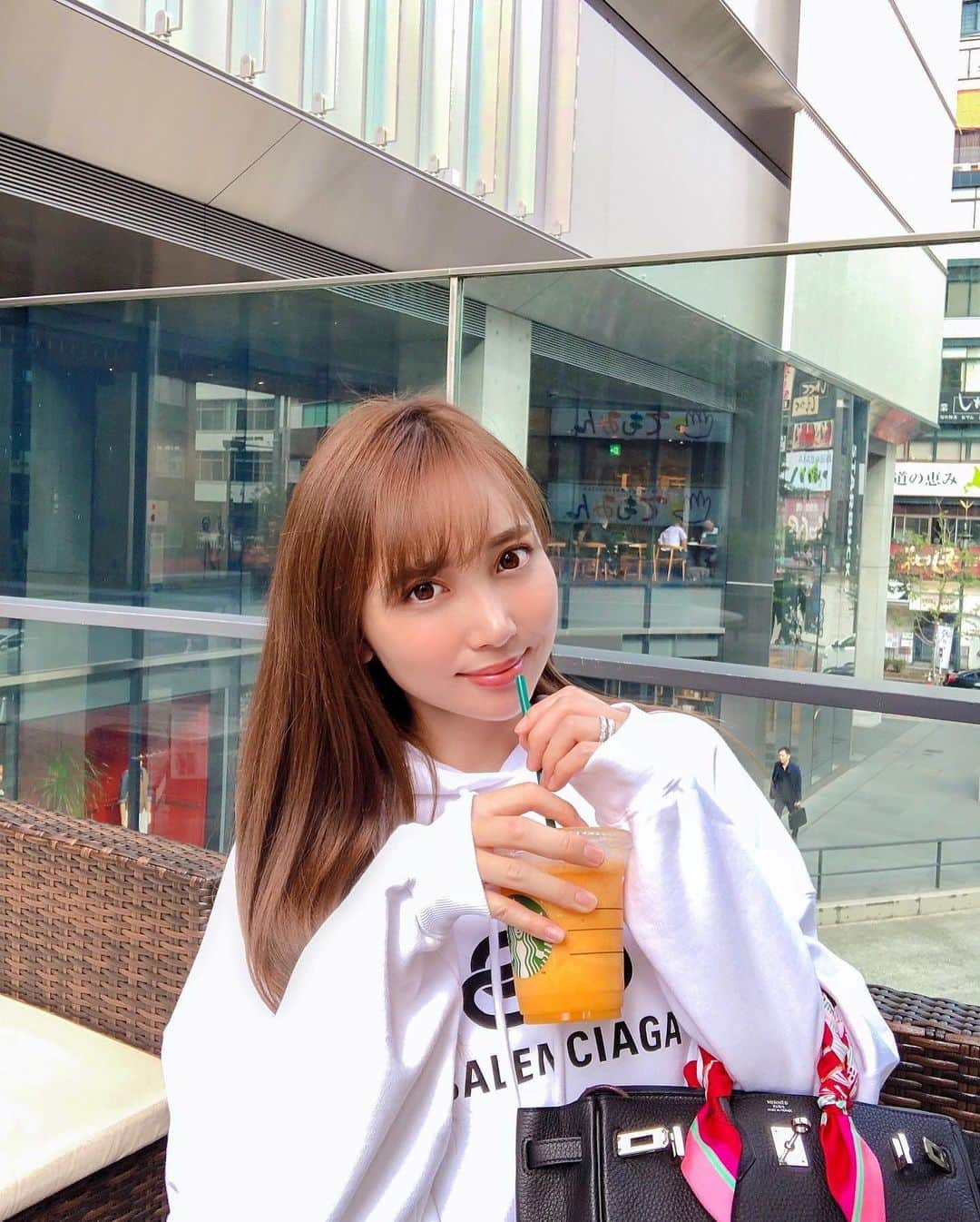 岡部あゆみさんのインスタグラム写真 - (岡部あゆみInstagram)「朝cafe🍹﻿ この時間が大好き﻿ ﻿ そう言えば3ヶ月前に @omotesando_skinclinic でやったHIFU まだ効いてる♡^ ^﻿ Denimはお気に入りの @bananarepublic_jp ☺︎ ﻿」10月18日 14時21分 - ayumi_okabe