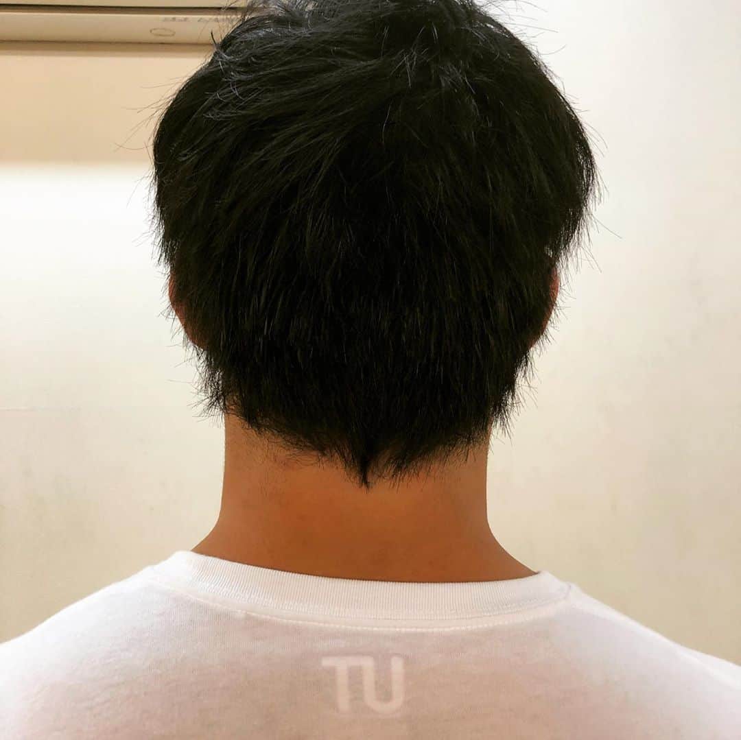 永田裕志さんのインスタグラム写真 - (永田裕志Instagram)「付き人の上村選手がシリーズ前に私の行きつけである代官山シェリールさんにて髪を切ってきました。皆様、ジャッキーチェンに憧れる上村選手の素晴らしい髪型です(笑)。 #シェリール　#代官山　#上村優也  #永田裕志」10月18日 14時25分 - yuji_nagata