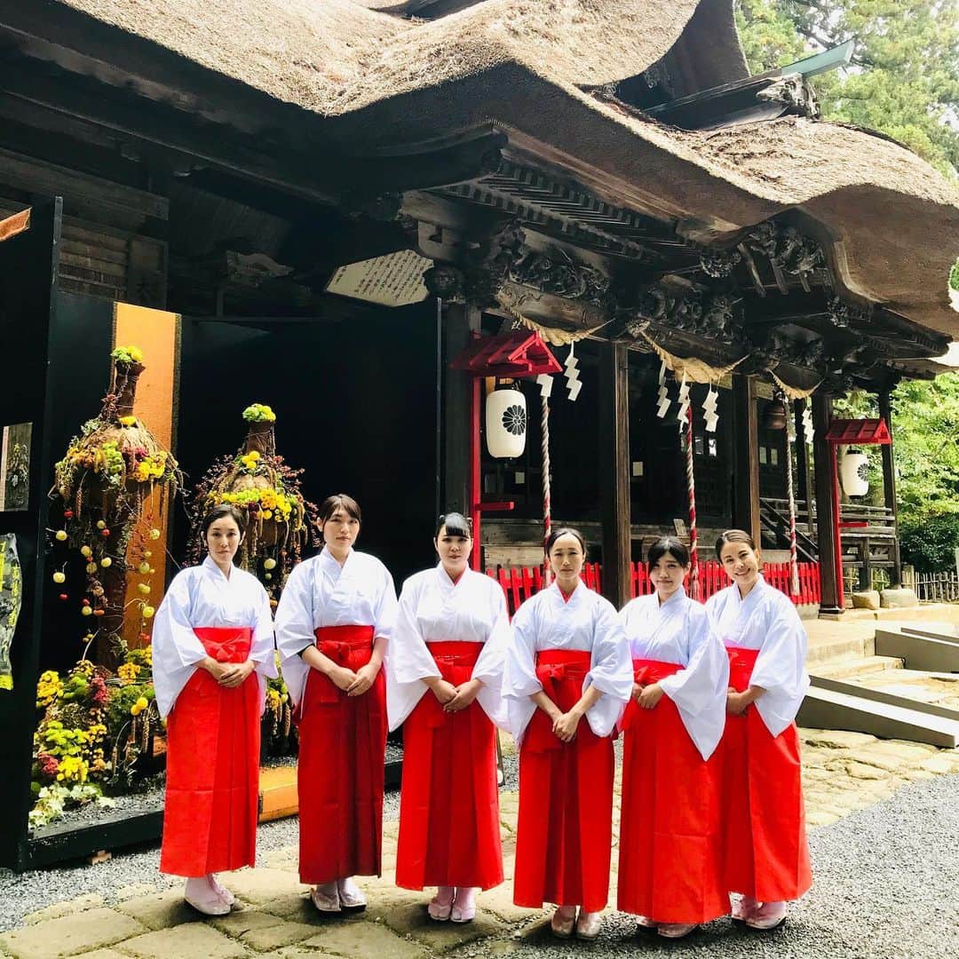 やまがた長井観光局さんのインスタグラム写真 - (やまがた長井観光局Instagram)「今日は、旅行ツアー「縁結びの神　熊野大社で巫女体験」の催行日でした。 今回は東京と県内から4名のお客様にご参加いただきました！ 本日まで熊野大社を会場に菊まつりが開催されています。 作品と一緒にパチリ！ 明日からは、赤湯会場で菊まつりが開催されます！  巫女体験は、来月からも基本月2回設定していますので、ぜひお申し込みください！  https://tour.arcadia-kanko.jp/products/detail/2  #山形県　#長井市 #南陽市　#白鷹町　#飯豊町　#やまがたアルカディア観光局　#東洋のアルカディア　#東北の伊勢　#熊野大社　#神社　#巫女　#体験」10月18日 14時30分 - nagai_kankou