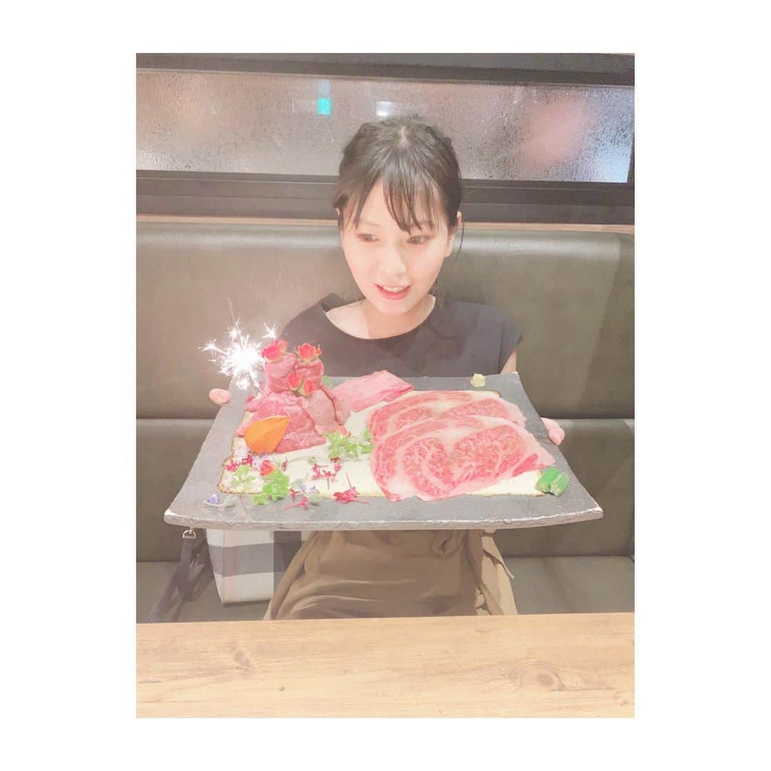 大崎みらいのインスタグラム：「、 さぁ！ #今更投稿 いっくよー！← 、 8月に無事、 お誕生日を迎えまして！笑 、 今年も20歳(と96ヶ月)を 祝っていただきました！ みんなありがとう〜‼︎❤️ 、 ラインをくれた方、 直接おめでとうを言うてくれた方、 リプライやDMでも！ たくさんの方に おめでとうを言ってもらいました！ 本当にありがとうございます！🥰 、 年々言ってくれる人は 減るとおもってたんだけど、 もしかしたら年々増えてるかも！ 、 愛されてるなぁと実感する、 良い日だなぁ誕生日🥰 愛してくださる皆様がいて いまのわたしが出来上がってます！ 本当にありがとうございます！ 、 そして産んでくれて育ててくれた 両親。 本当にありがとう🥰 、 、 、 #肉 #肉食女子 #happybirthday #thankyou #ありがとう #お肉でお祝い #東京グルメ  #20歳と96ヶ月  #嘘はついてない #誕生日 #8月5日 #柴咲コウ #マイケル富岡 #松村利史 #千葉動物公園のキリン #と一緒です」