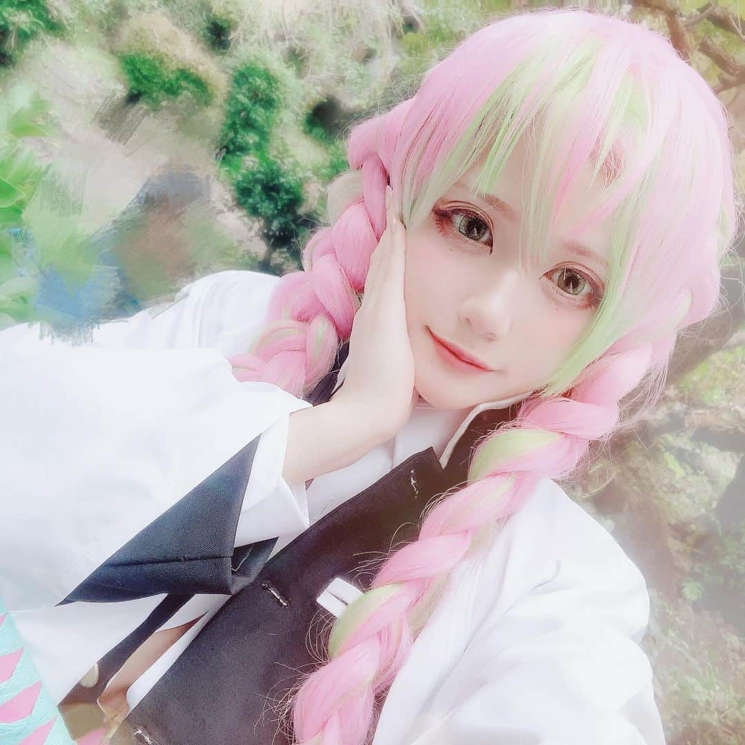 赤羽律のインスタグラム：「恋柱・甘露寺蜜璃 ・ 撮影中に大きい蜘蛛が出てきて怖かった💦 ・ ・ #恋柱 #甘露寺蜜璃 #甘露寺蜜璃コスプレ #自撮り#コスプレ #コスプレイヤー #鬼滅の刃 #鬼殺隊 #demonslayer #cosplay #cosplayer #kimetsunoyaiba #kimetsunoyaibacosplay #koibashira #kanroujimitsuri」