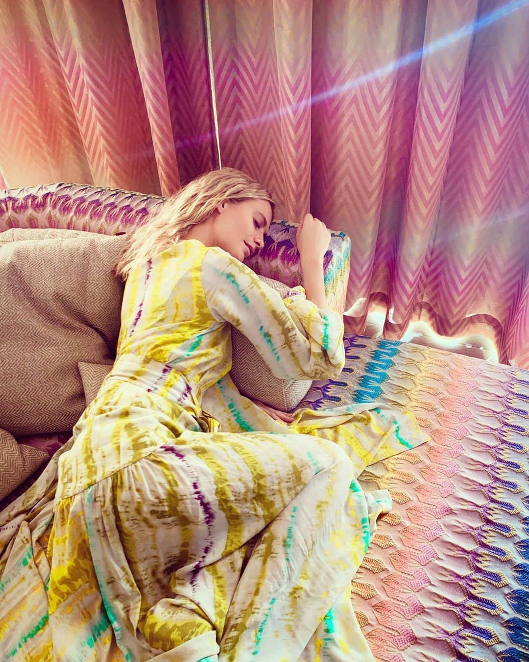 ポピー・デルヴィーニュさんのインスタグラム写真 - (ポピー・デルヴィーニュInstagram)「Two things I love the most;  Napping. And a bed woven from rainbows.  Also pretty damn sure a unicorn crapped here.... HAPPY FRIDAY CREATURES 💫🌈✨🦄」10月18日 14時46分 - poppydelevingne