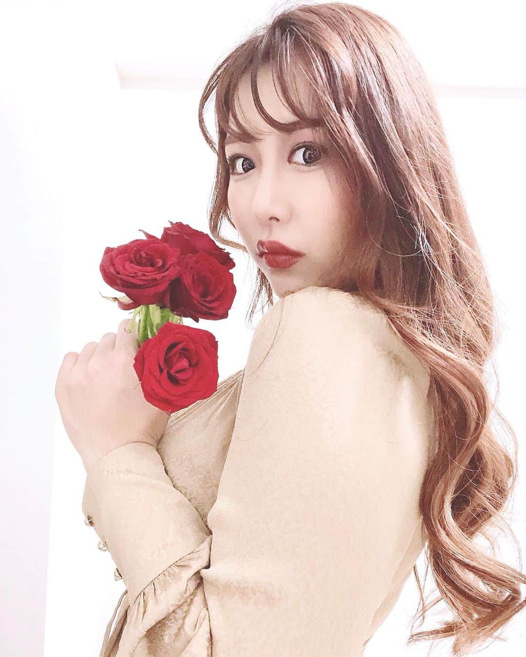 神宮 若奈さんのインスタグラム写真 - (神宮 若奈Instagram)「🥀🥀🥀 . . わたしの1番大好きなお花❤️ . 特に濃い赤のバラはプリンセス気分に なれるので大好き🌹w . . お洋服は着ていると柄をすごい褒められる @lily_brown_official のワンピースだよ✨ . これのグリーンを韓国のモデルさんが着て 一時期話題になっていたみたい！ . . そのモデルさんとは着た感じが 全く違うけど🤣🤣🤣 巨乳の方にもおすすめだよ✨ . . #ootd #outfit #op #aw #rose #love #sexy #instagood #code #巨乳コーデ #リリーブラウン #かわいい #お気に入り #巨乳族 #167cm #コーデ #秋コーデ #バラ #癒し #お花 #花大好き系女子 #あえて少ししかお洋服見せないスタイルw」10月18日 14時47分 - jinguwakana