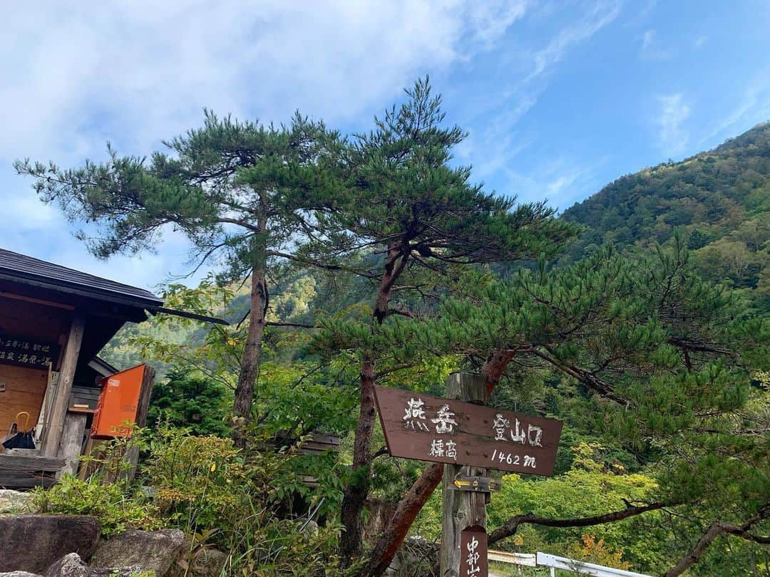 中村葵のインスタグラム：「＊ ＊ ＊ まずは中房.燕岳登山口からまずは合戦小屋を目指します！! ・ この日はいいお天気で、前回が辛かった分ウキウキ(^^)✨笑 ・ しかし！日本三大急登！！！ もくもくと急な登りを登っていきます⛰少し秋を感じながら、もくもくと。。。でもお天気が良かったので、全然苦じゃなかったです！！ しんどいのはしんどいけど！！ ・ 頑張って登ると、木々の隙間から山が見えてきました✨☺️！ ・ 晴れって素晴らしい。笑 ＊ ＊ 2019.10.5 ＊ #燕岳 #日本三大急登 #中房温泉 #中房温泉登山口 #登山口 #登山スタート #登山 #山登り大好き #山登り #山登り好きな人と繋がりたい #山登り女子 #登山女子 #自然 #自然が好き #秋山 #秋山登山 #北アルプス #japan #japanesemountain #nagano #tsubakuro」