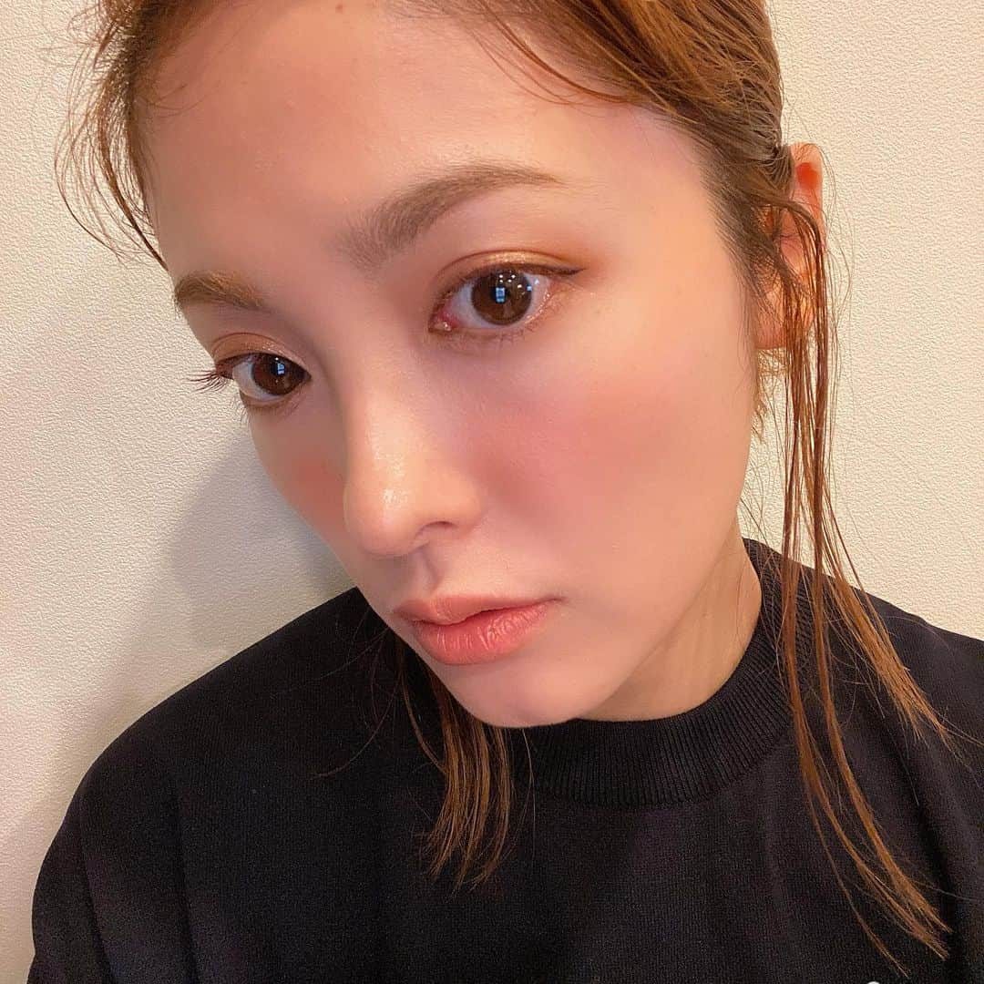 平山あやさんのインスタグラム写真 - (平山あやInstagram)「ファンデ🦄 @cosmedecortejp  アイシャドー🐝 @whomeeigari  アイライナー👀　@toonecosmetics  チーク🦒　@whomeeigari  リップ💄　@rmsbeautyjapan  まゆ　🐈　@naturaglace_official  マスカラ🦚　@whomeeigari  #makeup #cosme #メイク楽しい」10月18日 14時50分 - aya_hirayama