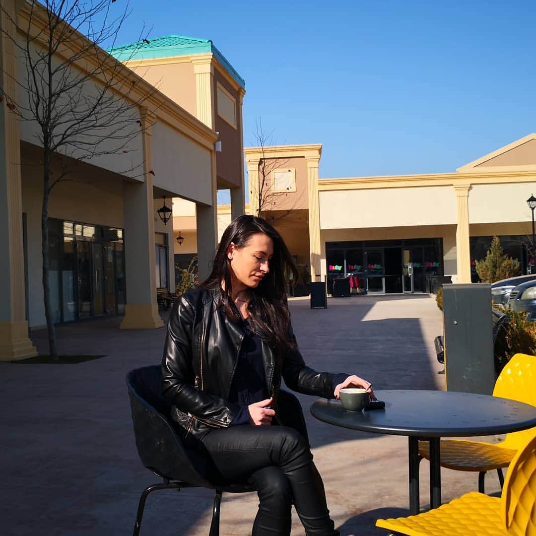 カタリナ・ポノルのインスタグラム：「Good morning !  Time for a coffee in @cosmopolis_bucuresti 😍」