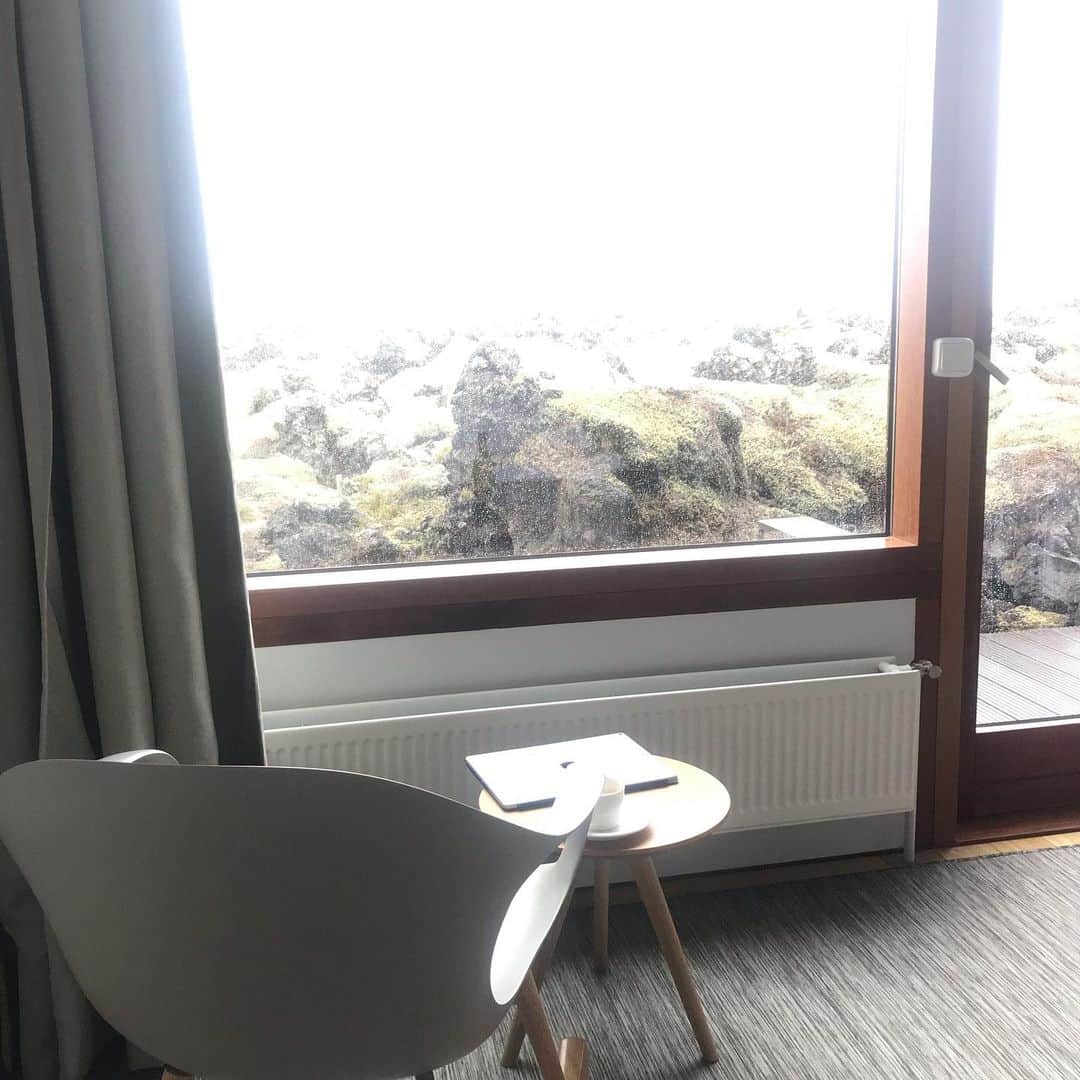 カワハラユキコさんのインスタグラム写真 - (カワハラユキコInstagram)「アイスランドごはんその4。ごはんていうかオイルだけど。しかしシリカホテルはむちゃくちゃよかったなあ。。悩んで悩んで奮発しかかいがホントにあった。プライベートラグーンのあの癒しは忘れられない。。 ☆ Cod liver oil & Silica hotel in I celand. ☆ #アイスランド #ブルーラグーン #シリカホテル #北欧 #bluelagoon #Iceland #silicahotel #instafood #foodstagram #travel #braudogco」10月18日 14時51分 - yukky_kkk