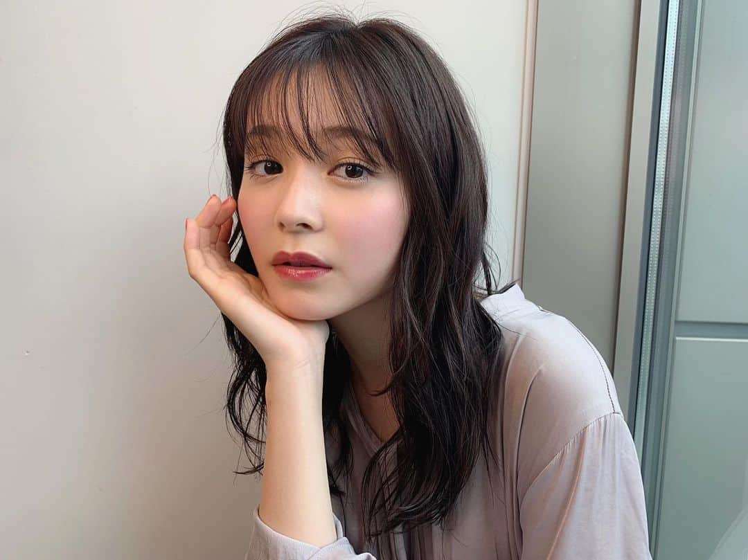 宮本由梨さんのインスタグラム写真 - (宮本由梨Instagram)「りんかどんどん大人っぽくなるー🥰 透明感を残したまま大人っぽく。アイメイクはカラーレスでチークを広く塗るのに最近ハマってます☺️ リップはローラメルシエのスルスル弾けるクレヨンリップに透明グロスを重ねてます❤️ #じゅしりっぷ💋 #jucyノメイクノオハナシ #jucyメイク #ヘアメイク #スキンデーション」10月18日 15時02分 - miyamoto_yuri_