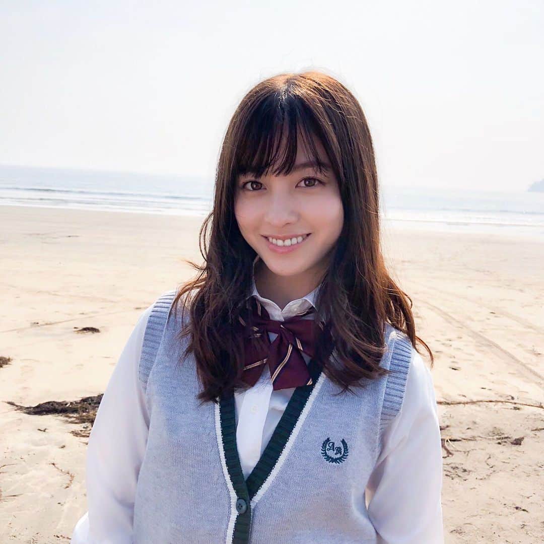 のインスタグラム：「＼📚0キススクールタイム🏫 ／﻿ ﻿ 🕒ただいま15時！﻿ ﻿ 学校帰り、海をバックに🌊✨﻿ ﻿ 日奈々にっこりスマイル😊❣️﻿ ﻿ #学校帰り #放課後 #海 #スマイル ﻿ #午前0時キスしに来てよ #12月6日公開 ﻿ #0キス #0kiss #ゼロキス #日奈々 #橋本環奈 ﻿ #jk #かわいい」