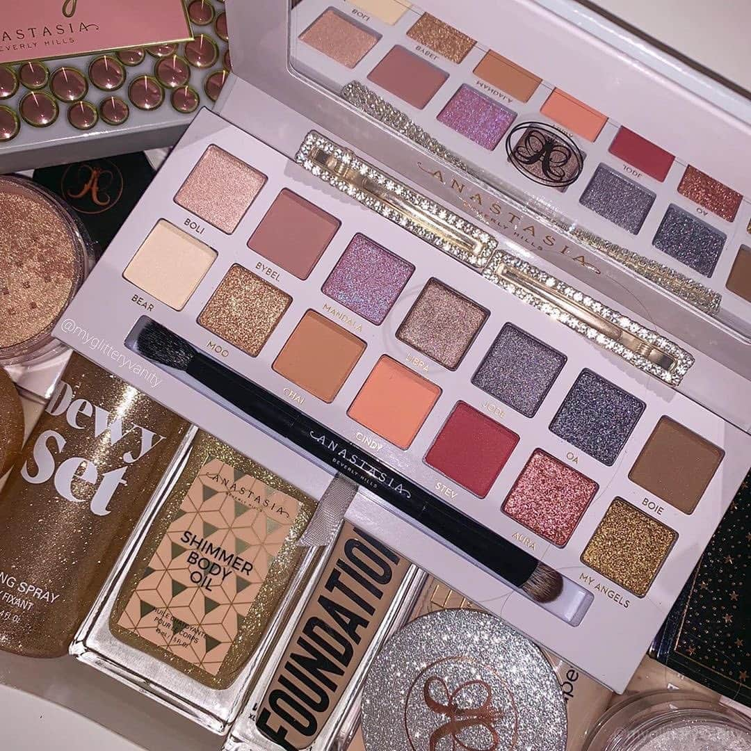 Anastasia Beverly Hillsさんのインスタグラム写真 - (Anastasia Beverly HillsInstagram)「Can’t get enough 😍it’s so pretty 🥰 great pic @myglitteryvanity  #abhxcarlibybel #dewyset #shimmerbodyoil」10月18日 14時55分 - anastasiabeverlyhills