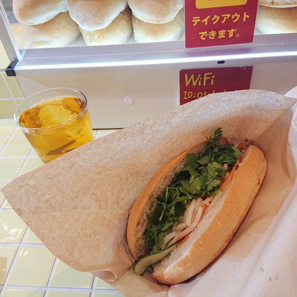 石原祐美子さんのインスタグラム写真 - (石原祐美子Instagram)「なんやこのパン！！！！！！初めての食感！！ パリッパリッで食べる音までおいしいぞ(*ﾟДﾟ)эc□ ・ ベトナムのサンドイッチ #バインミー あぁ昨日食べたばっかりやのに、もうまた食べたい(*´﹃｀*) クセになりすぎるよ、オーサカバインミーのバインミー🌭 ・ #パクチー が収まるべきとこにピッタリはまってる感覚もびっくり！！ 実はパクチーはずしてもらおうか一瞬迷ったけど、いらんこと言わんでよかったー💦 ・ てかはじめてパクチーをこんなにも必要と感じたかも😁ソースとの相性やろか、ほんとにめっちゃおいしい！！！！ ・ チャーシューもチキンもおいしいけど、牛筋レモングラス煮込みが私のイチオシ🌟(o′З`)b ・ ・ セットドリンクの #蓮花茶 もこっくりさわやかでめっちゃいい✨✨✨ ・ ・ #jcom #パインバンブーアワー のロケで行ってきたよ🎶オンエアは11月です パートナーは #繁田梨世 #見てね💕 ・ ・ #オーサカバインミー #バインミー専門店 #バインミー #ベトナムのサンドイッチ #バインミーサンドイッチ #パン #新食感 #食感 #大阪グルメ #大阪ランチ #テイクアウト #イートイン #サンドイッチ #ベトナム料理 #大阪バインミー #長堀橋 #大阪市 #osaka #食べスタグラム」10月18日 14時59分 - chiki2johnny14