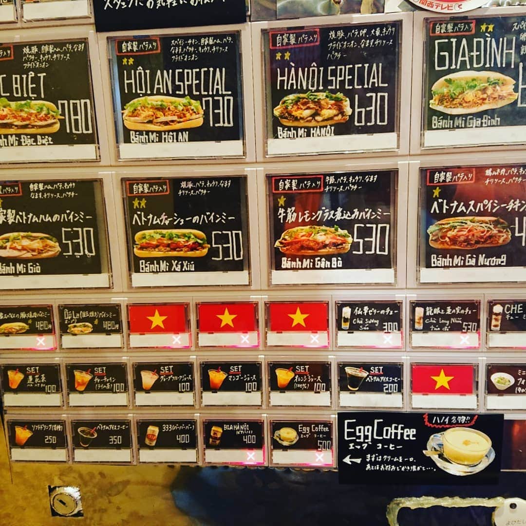 石原祐美子さんのインスタグラム写真 - (石原祐美子Instagram)「なんやこのパン！！！！！！初めての食感！！ パリッパリッで食べる音までおいしいぞ(*ﾟДﾟ)эc□ ・ ベトナムのサンドイッチ #バインミー あぁ昨日食べたばっかりやのに、もうまた食べたい(*´﹃｀*) クセになりすぎるよ、オーサカバインミーのバインミー🌭 ・ #パクチー が収まるべきとこにピッタリはまってる感覚もびっくり！！ 実はパクチーはずしてもらおうか一瞬迷ったけど、いらんこと言わんでよかったー💦 ・ てかはじめてパクチーをこんなにも必要と感じたかも😁ソースとの相性やろか、ほんとにめっちゃおいしい！！！！ ・ チャーシューもチキンもおいしいけど、牛筋レモングラス煮込みが私のイチオシ🌟(o′З`)b ・ ・ セットドリンクの #蓮花茶 もこっくりさわやかでめっちゃいい✨✨✨ ・ ・ #jcom #パインバンブーアワー のロケで行ってきたよ🎶オンエアは11月です パートナーは #繁田梨世 #見てね💕 ・ ・ #オーサカバインミー #バインミー専門店 #バインミー #ベトナムのサンドイッチ #バインミーサンドイッチ #パン #新食感 #食感 #大阪グルメ #大阪ランチ #テイクアウト #イートイン #サンドイッチ #ベトナム料理 #大阪バインミー #長堀橋 #大阪市 #osaka #食べスタグラム」10月18日 14時59分 - chiki2johnny14