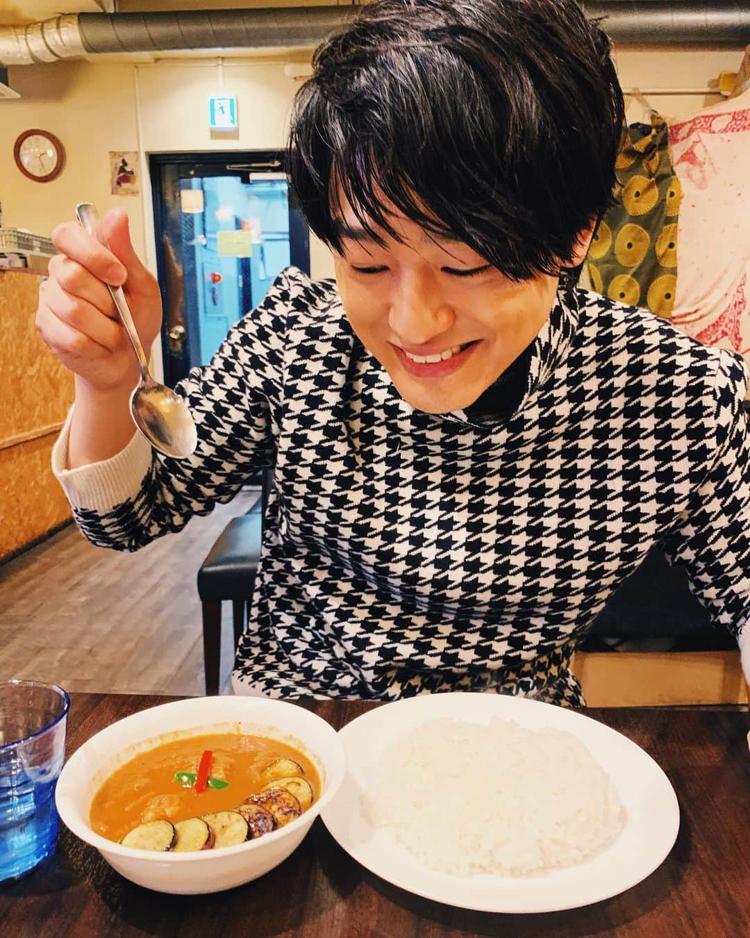 尾崎裕哉さんのインスタグラム写真 - (尾崎裕哉Instagram)「肌寒くなってきたとはいえ、タートルネックセーターはやり過ぎた。皆さま季節の変わり目にはスパイスカレー食べながら、ご自愛ください。  #カレーなる日々」10月18日 15時10分 - hiroya.ozaki