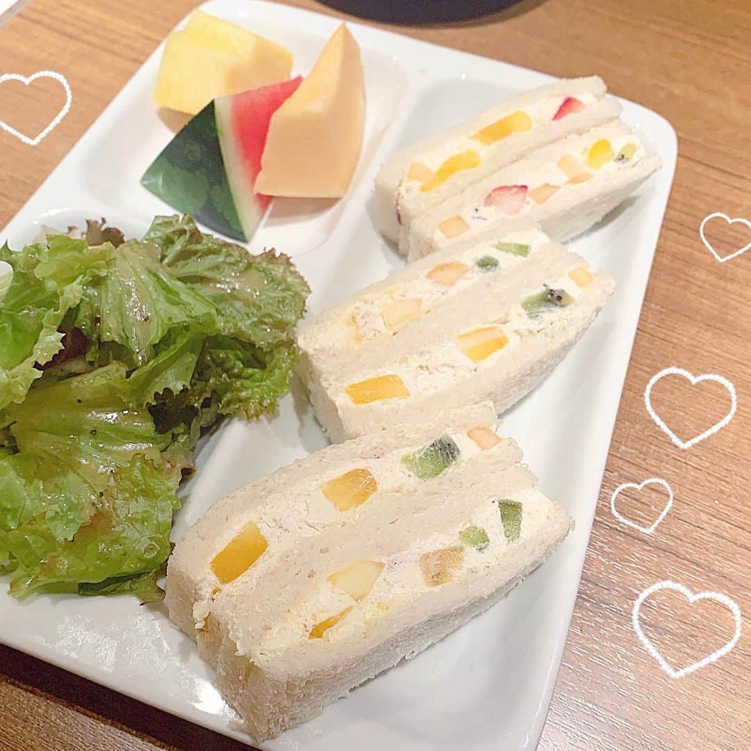 廣川奈々聖さんのインスタグラム写真 - (廣川奈々聖Instagram)「･﻿ ﻿ ﻿【 #ななせのフルーツサンド記録 ！】 ﻿ きのう、美容院で時間あったから﻿ ここ最近のフルーツサンド事情をまとめました﻿ ₍ ᐢ. ̫ .ᐢ ₎🍓🍈🍒♡笑﻿ ﻿ ﻿ ﻿ ﻿ ﻿ ①果実園リーベル / 目黒 (写真1枚目＆2枚目)﻿ ﻿ ここのお店は﻿ 贅沢に フルーツを使ったズコットが有名なお店だけど、﻿ フルーツパフェとか、フルーツヨーグルトとか﻿ とにかく色んなメニューがあって﻿ ずっと行ってみたかったお店……✨﻿ ﻿ フルーツサンドはすごく品があるサイズで﻿ 細かく切られたフルーツがたくさん入ってるのが印象的！﻿ パンがしっとり系だったらもっと好きだったな〜﻿ 添えられてたフルーツがまた美味しかった߹𖥦߹！♡﻿ ﻿ ﻿ ﻿ ﻿ ②BLOSSOM & BOUQUET / 池袋﻿ ﻿ 駅ナカにあるサンドイッチ屋さんの﻿ ミックスフルーツサンド！﻿ 甘さがちょうどよくて﻿、お菓子感覚でさくっと食べれる感じでした！☺︎☺︎❣️﻿ ﻿ 種類豊富なので、﻿他のフルーツサンドも食べてみたい〜♡﻿ ﻿ ﻿ ﻿ ﻿ ③TRUFFLE BAKERY / 三軒茶屋﻿ ﻿ 差し入れで頂いた﻿ パン屋さんのフルーツサンド！﻿ ﻿ ここ最近の中で﻿、かなり感動したフルーツサンドです( ˙̦꒳˙̦ )✨﻿ ﻿ ﻿ そもそもシャインマスカットが大好きっていうのもあるけど、シャインマスカットがすごく新鮮だし﻿、 何よりこの食パンがすごい弾力でとにかく美味しいのです……！(パンだけでも食べてみたい)﻿ ﻿ ﻿ だけど、﻿ パンが主張しすぎてなくて﻿ すっきりした甘さの程よいクリームとシャインマスカットと全てがマッチしてた߹𖥦߹！﻿ ﻿ パン屋さんのフルーツサンドってすごい！﻿ ﻿ ﻿ ﻿ ﻿ ……さて、また近いうちに﻿ フルーツサンド活動しに行きます🐈💭❣️﻿ ﻿ ﻿ ･﻿ ･﻿ ･﻿ ﻿ #ななせのcafe巡り ﻿#フルーツサンド #果実園リーベル #フルーツパーラー #フルーツサンド部 #fruitsandwich #trufflebakery ﻿ ﻿ ﻿ ﻿ ﻿ ﻿ ﻿」10月18日 15時05分 - nanaseven7_u_u