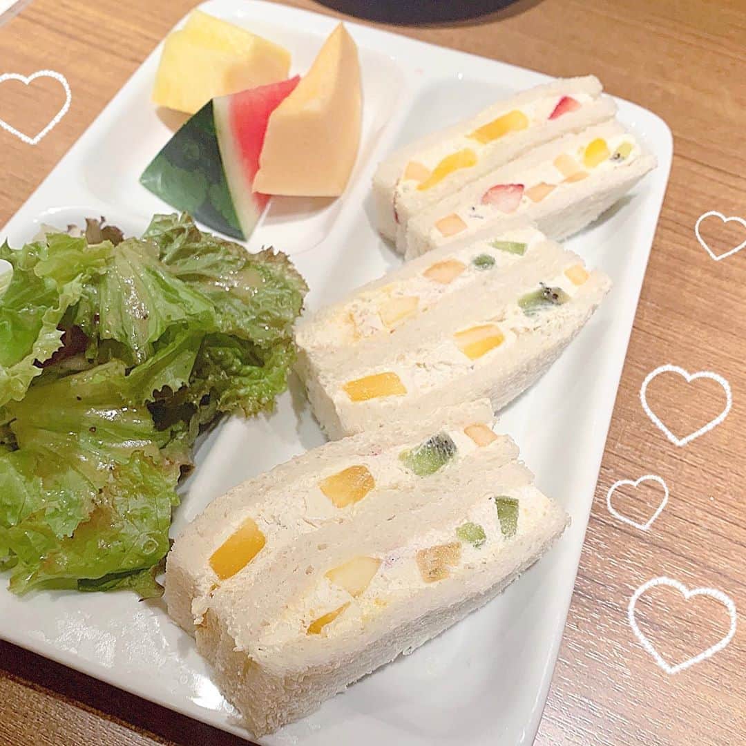 廣川奈々聖のインスタグラム：「･﻿ ﻿ ﻿【 #ななせのフルーツサンド記録 ！】 ﻿ きのう、美容院で時間あったから﻿ ここ最近のフルーツサンド事情をまとめました﻿ ₍ ᐢ. ̫ .ᐢ ₎🍓🍈🍒♡笑﻿ ﻿ ﻿ ﻿ ﻿ ﻿ ①果実園リーベル / 目黒 (写真1枚目＆2枚目)﻿ ﻿ ここのお店は﻿ 贅沢に フルーツを使ったズコットが有名なお店だけど、﻿ フルーツパフェとか、フルーツヨーグルトとか﻿ とにかく色んなメニューがあって﻿ ずっと行ってみたかったお店……✨﻿ ﻿ フルーツサンドはすごく品があるサイズで﻿ 細かく切られたフルーツがたくさん入ってるのが印象的！﻿ パンがしっとり系だったらもっと好きだったな〜﻿ 添えられてたフルーツがまた美味しかった߹𖥦߹！♡﻿ ﻿ ﻿ ﻿ ﻿ ②BLOSSOM & BOUQUET / 池袋﻿ ﻿ 駅ナカにあるサンドイッチ屋さんの﻿ ミックスフルーツサンド！﻿ 甘さがちょうどよくて﻿、お菓子感覚でさくっと食べれる感じでした！☺︎☺︎❣️﻿ ﻿ 種類豊富なので、﻿他のフルーツサンドも食べてみたい〜♡﻿ ﻿ ﻿ ﻿ ﻿ ③TRUFFLE BAKERY / 三軒茶屋﻿ ﻿ 差し入れで頂いた﻿ パン屋さんのフルーツサンド！﻿ ﻿ ここ最近の中で﻿、かなり感動したフルーツサンドです( ˙̦꒳˙̦ )✨﻿ ﻿ ﻿ そもそもシャインマスカットが大好きっていうのもあるけど、シャインマスカットがすごく新鮮だし﻿、 何よりこの食パンがすごい弾力でとにかく美味しいのです……！(パンだけでも食べてみたい)﻿ ﻿ ﻿ だけど、﻿ パンが主張しすぎてなくて﻿ すっきりした甘さの程よいクリームとシャインマスカットと全てがマッチしてた߹𖥦߹！﻿ ﻿ パン屋さんのフルーツサンドってすごい！﻿ ﻿ ﻿ ﻿ ﻿ ……さて、また近いうちに﻿ フルーツサンド活動しに行きます🐈💭❣️﻿ ﻿ ﻿ ･﻿ ･﻿ ･﻿ ﻿ #ななせのcafe巡り ﻿#フルーツサンド #果実園リーベル #フルーツパーラー #フルーツサンド部 #fruitsandwich #trufflebakery ﻿ ﻿ ﻿ ﻿ ﻿ ﻿ ﻿」