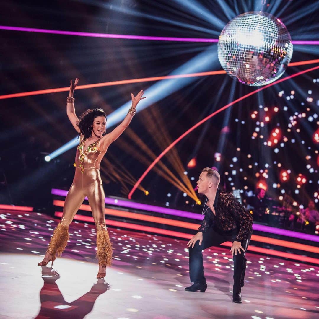 ラウラ・レピストのインスタグラム：「TGIF💃🏽🕺🏼 Mitäköhän me ollaan keksitty ens sunnuntain asuksi?🤪😂 Tahti kiihtyy ja treeni maistuu - jos haluatte nähdä meidän tanssien jatkuvan niin äänestyslinjat on koko ajan auki.❤️🙏🏼Pari numero 3❣️ #mtvttk @tanssiitahtienkanssa @markokeranen」