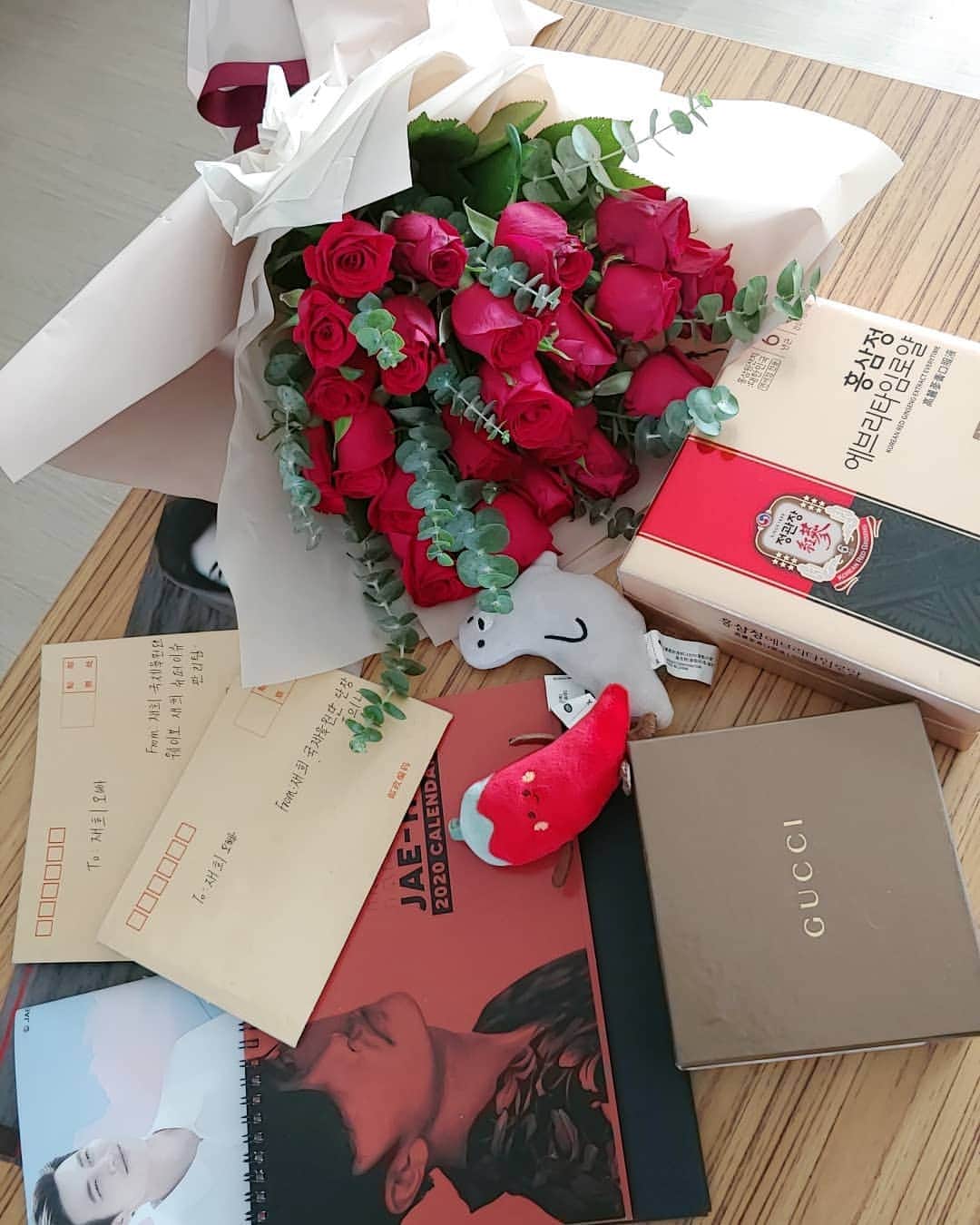 ジェヒのインスタグラム：「여행오셔서도 저까지 신경써주시고ㅠㅠ 감사합니다ㅠㅠ 잘 받았어요^^♥ 항상 응원해주시고 챙겨주시고 사랑주셔서 감사합니다^^♥ . . #감사한#팬들의사랑」
