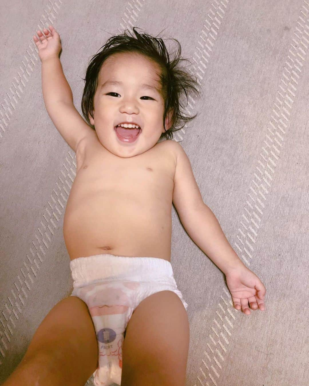 クレイジーパパさんのインスタグラム写真 - (クレイジーパパInstagram)「リョウマ冬用おむつデビュー❗️ 9月20日で2歳になったリョウマ。絶賛イヤイヤ期中。でもタイガとおもちゃの取り合いになると最後はお兄ちゃんにおもちゃを譲ってあげる優しいリョウマ。そんな姿にパパはいっつも心が温められてるよ😽  リョウマは新発売の冬季限定デザインのムーニーマン（冷えあんしん）をはいて冷え対策。ひんやりカットシートがおしっこ後のオムツの冷えを防ぎリョウマを守ってくれます。寝てる間のオムツって冷えたら絶対に寒いハズ。そういうリョウマの気持ちに気づきたいし、こたえたい。  冬も我が家はたくさん旅に出ます。リョウマの冷え対策もこれでバッチリ！もちろん抱っこしてパパの洋服で包んで温めてあげるけどね😊  #成長記録 #兄弟 #弟 #男の子 #ムーニーマン冷えあんしん #冬おむつ #寝冷え対策 #育児日記 #ママスタグラム #冷えあんしん #子供 #2才 #おむつ #ムーニーマン #ムーニーマン_PR」10月18日 15時22分 - crazypapa.tv