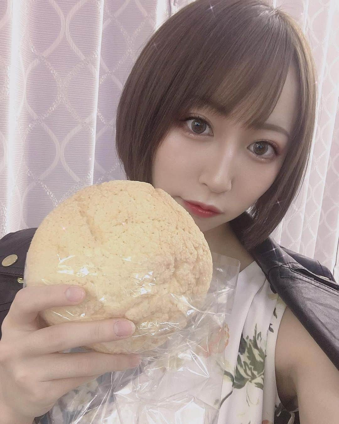 高橋美憂さんのインスタグラム写真 - (高橋美憂Instagram)「❥ ・ ・ おっきなメロンパン🍈🍞 ・ ・ #グラビア #高橋美憂  #fカップ #20歳 #ショートカット #ショートヘア  #tokyomeronpan  #東京メロンパン  #メロンパン #パン  #撮影会モデル #撮影会  #3rd #dvd #20歳のlovestory  #1025 #発売日 #発売予定  #1130 #ソフマップ #リリイベ #2020年 #カレンダー #発売決定 #応援よろしくお願いします」10月18日 15時27分 - miichan_0630