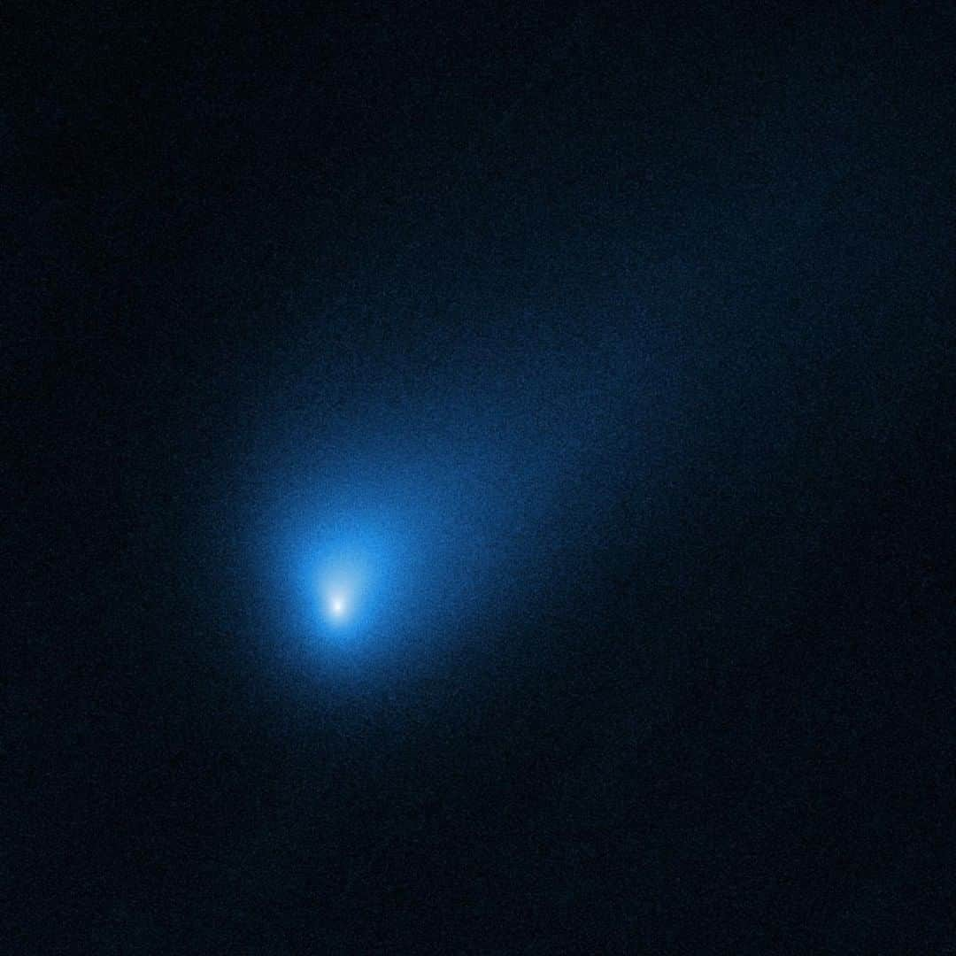 NASAさんのインスタグラム写真 - (NASAInstagram)「⁣☄️ Interstellar visitor spotted! ☄️⁣ ⁣ @nasahubble has given astronomers their best look yet at an interstellar visitor — comet 2I/Borisov — whose speed and trajectory indicate it has come from beyond our solar system. In this Oct. 12, 2019 Hubble image, the comet is 260 million miles from Earth. The comet is following a hyperbolic path around the Sun and will exit back into interstellar space.⁣ ⁣ Comet 2I/Borisov is only the second such interstellar object known to have passed through the solar system. In 2017, the first identified interstellar visitor, an object officially named 'Oumuamua, swung within 24 million miles of the Sun before racing out of the solar system.⁣ ⁣ As the second known interstellar object found to enter our solar system, the comet provides invaluable clues to the chemical composition, structure and dust characteristics of planetary building blocks presumably forged in an alien star system a long time ago and far away.⁣ ⁣ #comet #interstellar #solarsystem #hubble #space #cometborisov ⁣ ⁣ Image Credit: Credit: NASA, ESA and D. Jewitt (UCLA)」10月18日 6時30分 - nasa