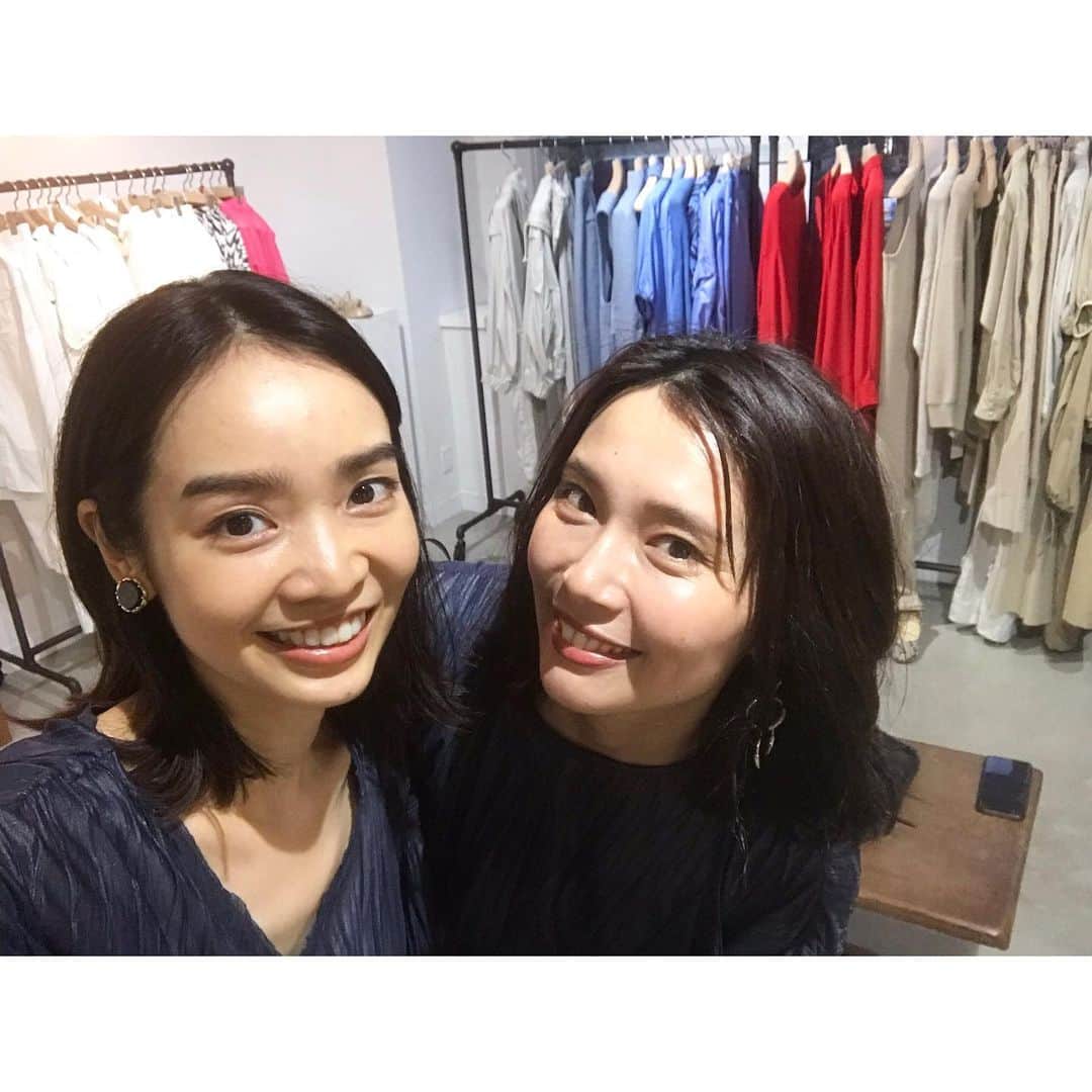 のインスタグラム：「☺︎☺︎ JANE SMITH JOHN MASON SMITH 2020ss EXHIBITION 久々にトモと♡ #brand #janesmith #johnmasonsmith #ジェーンスミス #ジョンメイソンスミス →@jane____smith @john_mason_smith #Japan #Tokyo #photo #fashion #exhibition #akephoto #akeevent #thankyou #展示会 #春 #夏 #model #satorujapan #akemigondo  #モデル #サトルジャパン #権藤朱実 →@satorujapan_official @akemigondo ☑︎プロフィールのリンクにて、blog更新中！ My blog『ake photo』 →http://ameblo.jp/akemi-gondo/ いつも可愛い @sato_uyu ☺︎thank you♡」