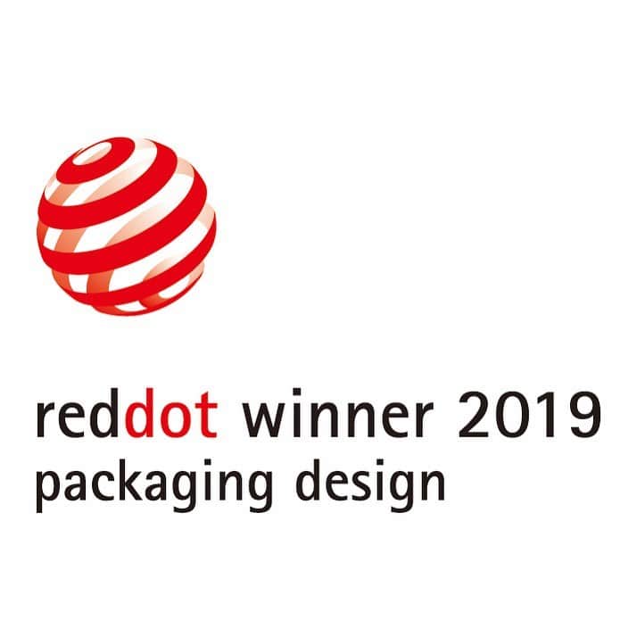 30'S WOMEN 未来へのエール【POLA B.A】さんのインスタグラム写真 - (30'S WOMEN 未来へのエール【POLA B.A】Instagram)「【Red Dot Design: Brands & Communication Award 2019 受賞】﻿ ﻿ B.A カラーズが海外のデザインコンペティション「Red Dot Design: Brands & Communication Award 2019」のパッケージデザイン部門で「レッドドット賞」を受賞しました。﻿ レッドドット・アワードは、設立から65年の歴史をもつ世界的に最も権威のあるデザイン賞のひとつです。 ﻿ B.A カラーズのパッケージに潜む「鮮烈さ」と「奥深さ」。﻿ 角度が変わるたびにグレー・緑・紫に偏光するマットな質感と、ソリッドな角形状は、女性の多面性と自分らしい強い意思を表現しています。﻿ 見る人、見る時間、見る空間で様々な表情を映し出します。 ﻿ メークしたあとだけでなく、パッケージからも未来の自分への変化を予感させるようなデザインです。﻿ .﻿ #ポーラ #POLA #ポーラba #デザイン #design #受賞」10月18日 7時12分 - ba_polaofficial
