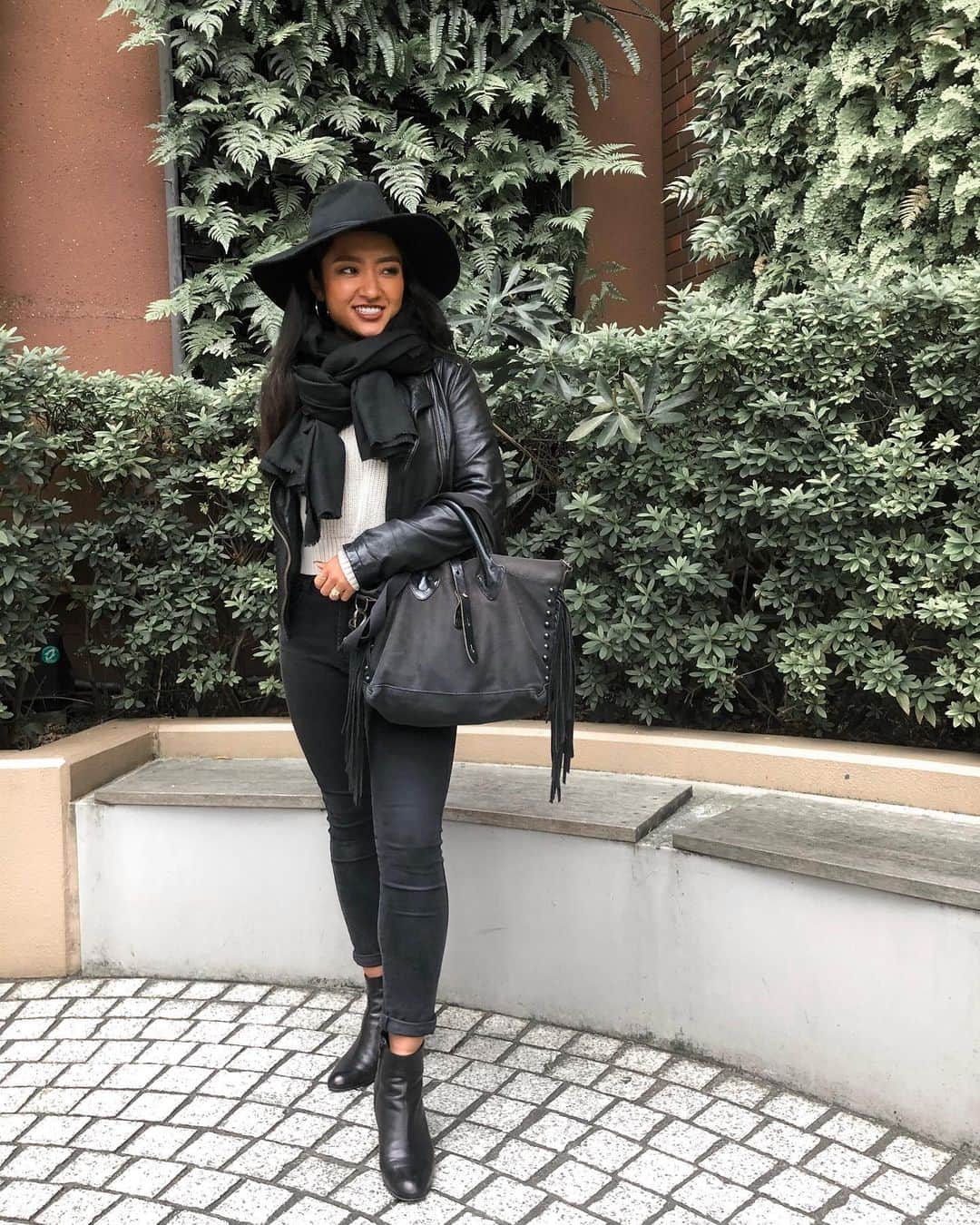 のインスタグラム：「最近は急にどうしちゃったのっていう勢いで寒さが襲ってる😳 でも秋はすきで、秋は洋服が楽しい季節で、ご飯は美味しくて、いいことたくさんだから、結構すき🧡 にしても先週はタンクトップ着てたのに、大違い😂😂😂 #fashion#outfit#coordinate#autumn#october#dayoff#yokohama#ファッション#秋服#ブラック#コーディネート#秋#横浜#休日#みなとみらい」