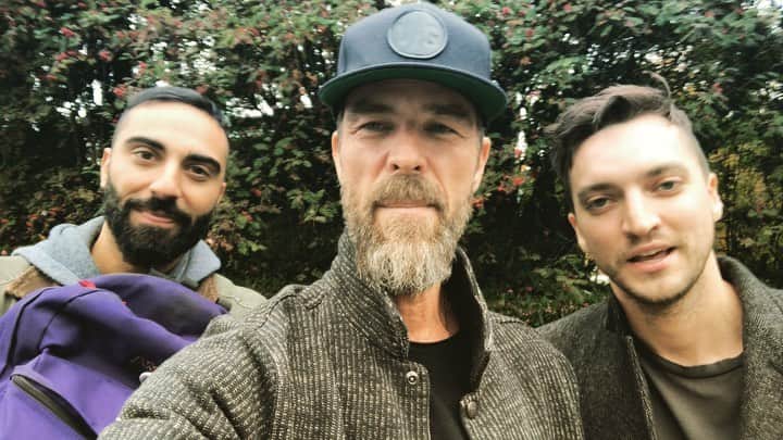 JR・ボーンのインスタグラム：「Today and everyday @richardsharmon @leemajdoub and myself stand alongside LGBTQ Youth for #spiritday. We support bringing an end to bullying towards all youth who should feel safe to being authentically who they are.  We hope you’ll all stand with us. 💜💜💜 @cw_the100」