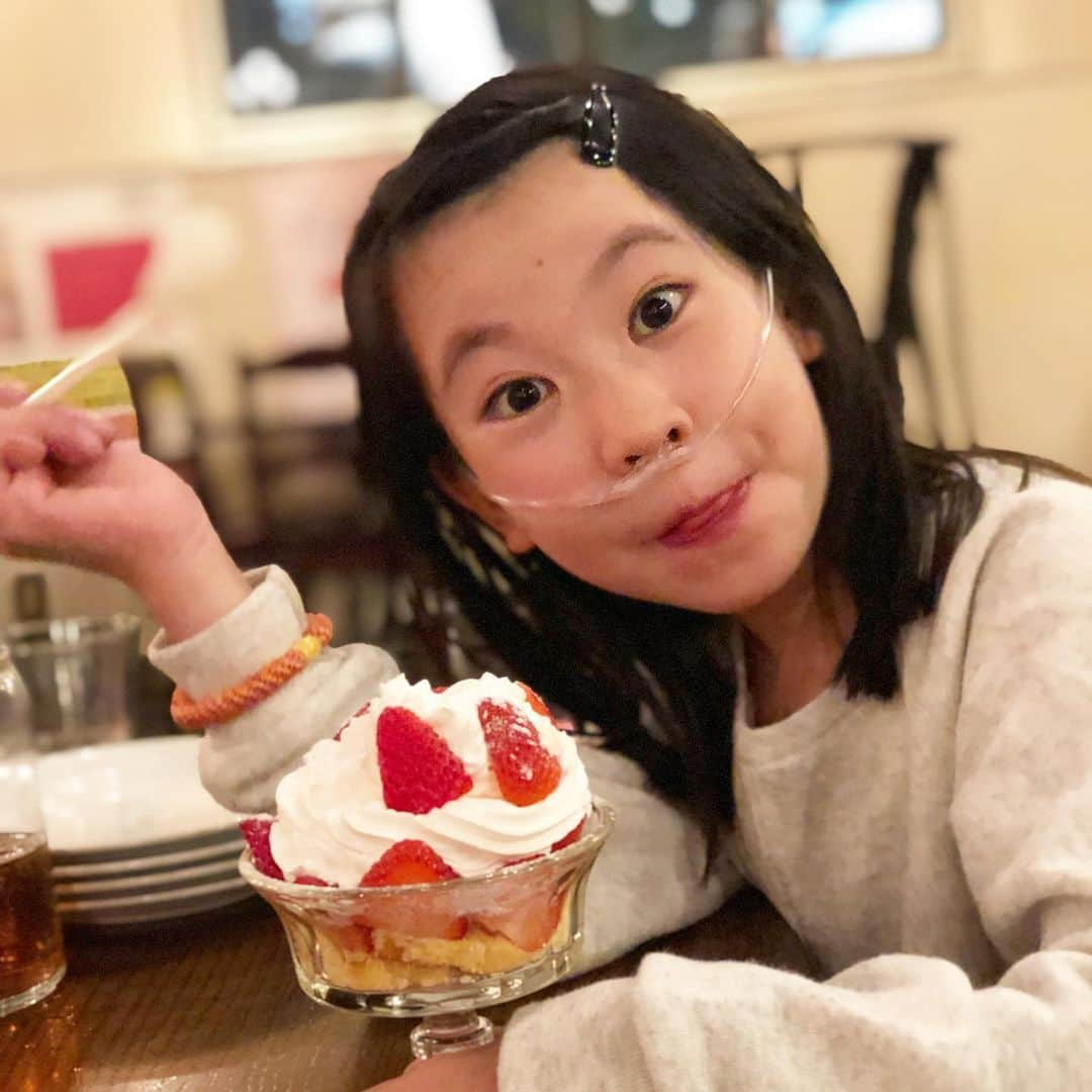 yukiさんのインスタグラム写真 - (yukiInstagram)「おはようございます。  ペロリンちょ😋 美味しい週末を🍓  #ペロリ　 #デザートは別腹 #食欲の秋 #カフェラボエム #milka」10月18日 7時30分 - milkayuki