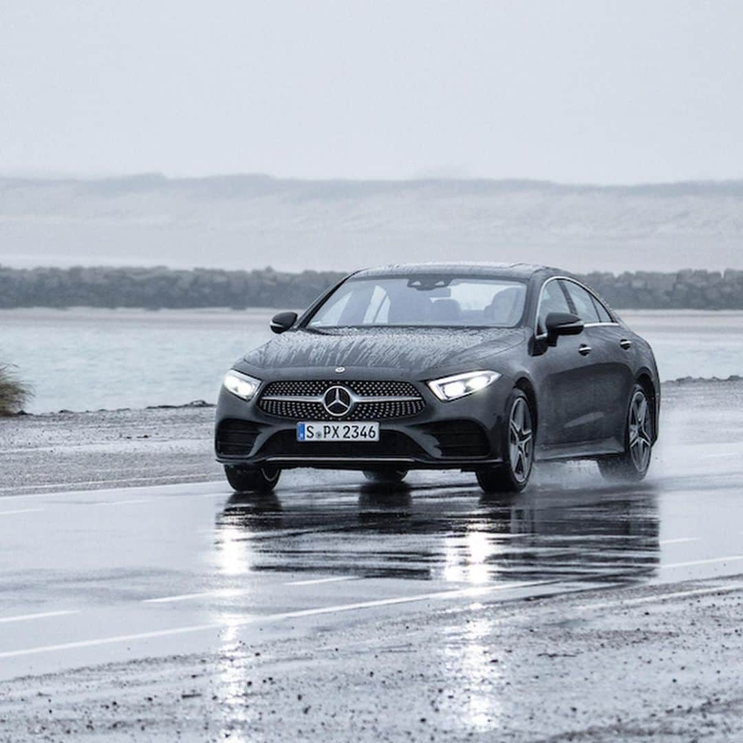 メルセデス・ベンツさんのインスタグラム写真 - (メルセデス・ベンツInstagram)「New season, new challenges. Be prepared for changing conditions on the road. Make an online appointment to get your tires changed now! #MercedesBenz #SeasonalCheck #autumn #car #carsofinstagram #instacar 📸 @rauhutphotography for #MBsocialcar」10月18日 7時32分 - mercedesbenz