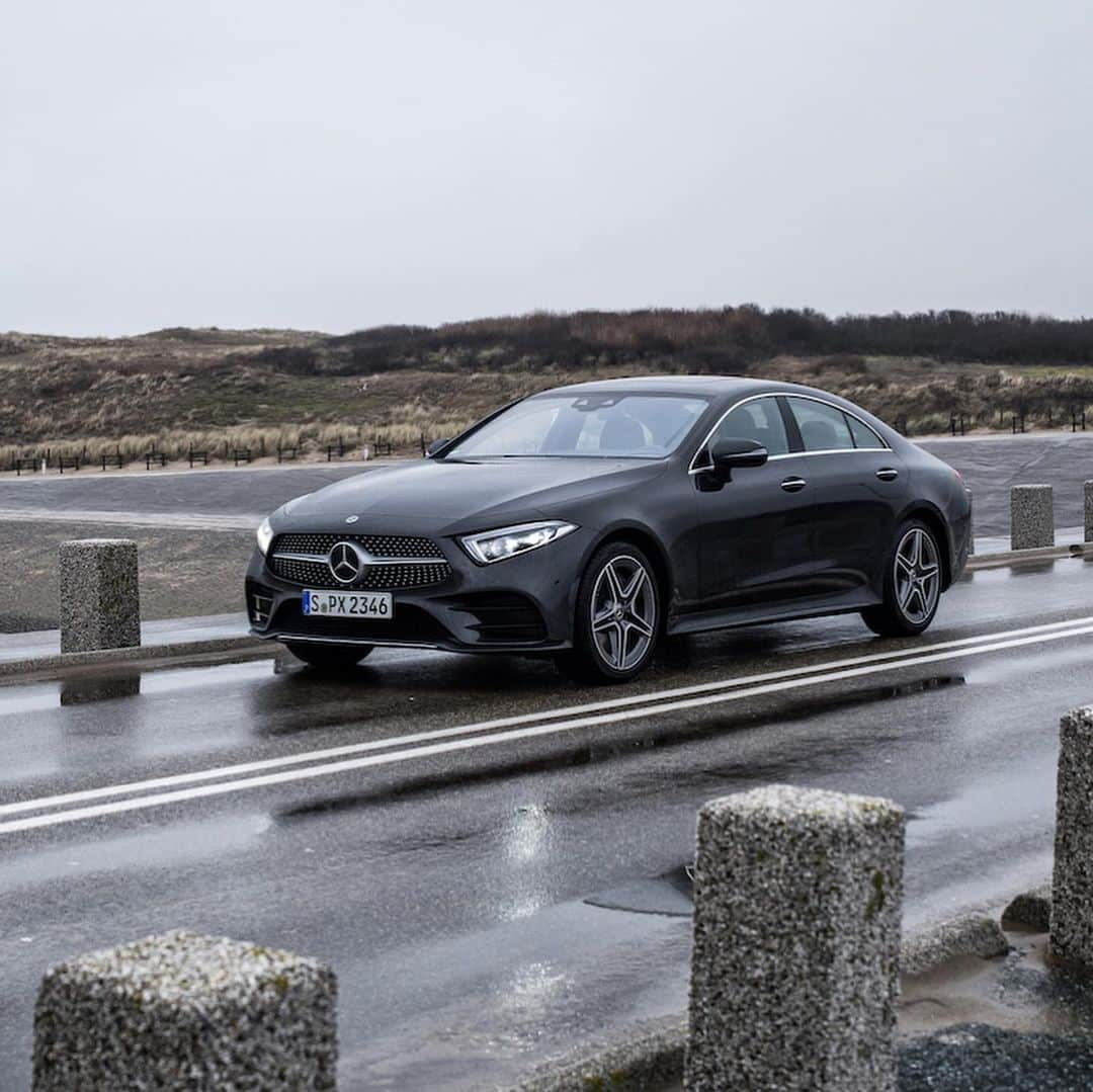 メルセデス・ベンツさんのインスタグラム写真 - (メルセデス・ベンツInstagram)「New season, new challenges. Be prepared for changing conditions on the road. Make an online appointment to get your tires changed now! #MercedesBenz #SeasonalCheck #autumn #car #carsofinstagram #instacar 📸 @rauhutphotography for #MBsocialcar」10月18日 7時32分 - mercedesbenz