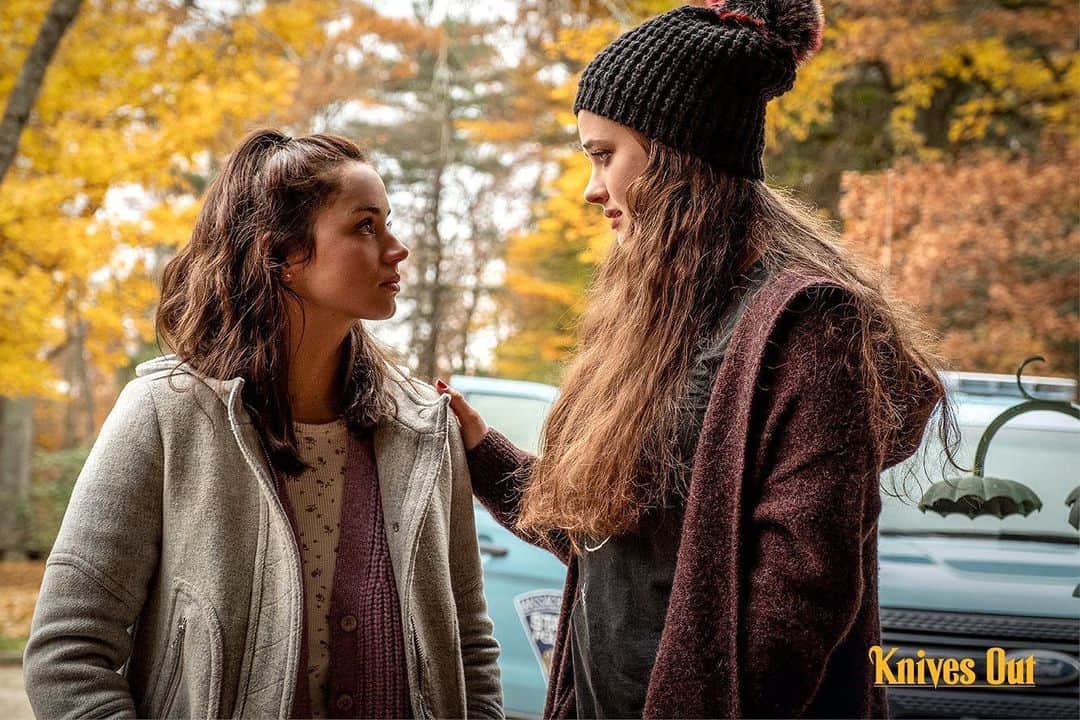 アナ・デ・アルマスのインスタグラム：「I loved working with this beauty. She’s so talented! @katherinelangford @knivesout」