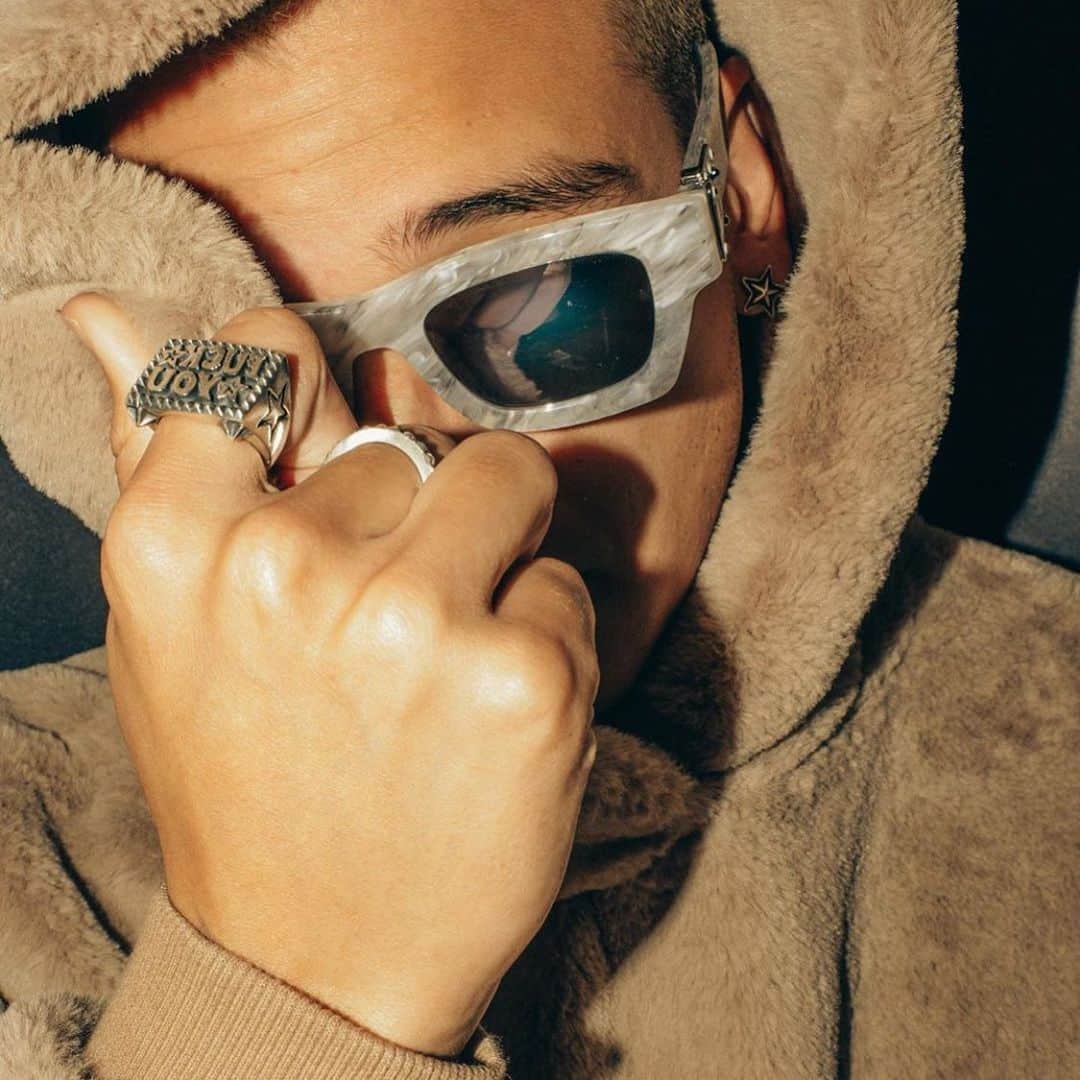 コディ サンダーソンのインスタグラム：「MUCH LOVE @skyrompiendo #codysanderson #chaptermillion #skytompiendo #fyou #jewelry」