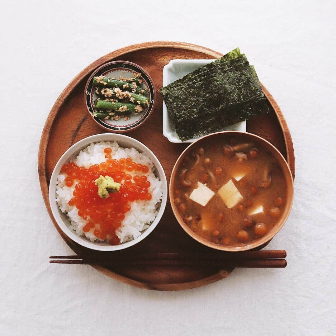 樋口正樹さんのインスタグラム写真 - (樋口正樹Instagram)「Today's breakfast . 今日の朝ごはん、 いくらごはんと なめこの味噌汁、 いんげん和え物、 焼き海苔つけて。 . . #いくらご飯 #なめこの味噌汁 #新米 #いくら #なめこ #japanesebreakfast」10月18日 7時42分 - higuccini