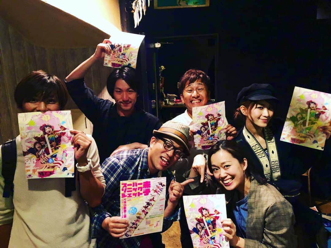 高井俊彦さんのインスタグラム写真 - (高井俊彦Instagram)「【素敵なご縁頂きました✨】 昨夜はー。 ZILCONIAの今津くん、名物スタッフのまなみさんと北堀江コベントガーデンへ🍻 コベントガーデンはサンタバル主宰してらっしゃる梅田リサさんのお店🎅🎄 サンタバルとは大阪市の飲食店で誰もがチャリティー参加出来る、病院でクリスマスを過ごす子供達にプレゼントを贈るという企画☺️ 今年もサンタバル応援ソングをひっさげてをジ・白川バンドとして盛り上げます😃✌️ ほぼ初絡みの今津くんはとてもシャイで熱いアーティストさんで仲良くならせてもらいました😆👍 そこに門ちゃん達が合流‼️ 楽しい方々と楽しい夜になりました🙌 何やら来年の夏前はワクワク出来そうです🎶  またご一緒させてもらえるように日々精進します⤴️⤴️⤴️」10月18日 7時51分 - takai_toshihiko