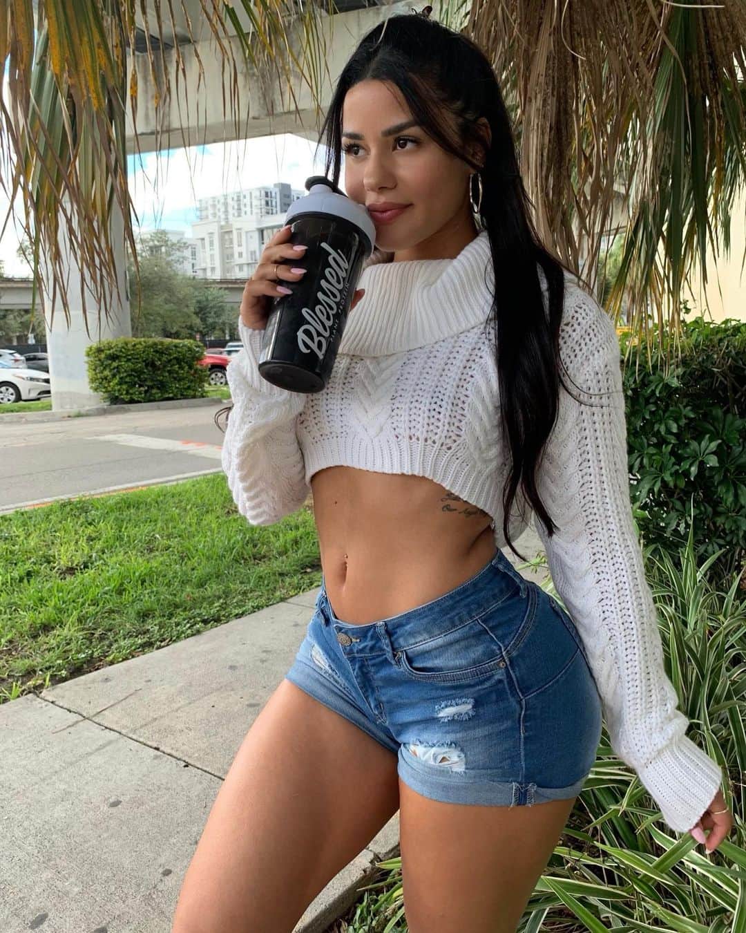 Katya Elise Henryさんのインスタグラム写真 - (Katya Elise HenryInstagram)「Come and get you S’more babbyyy!! The new Blessed plant protein S’mores flavor is wowwww. Literally you get that graham cracker taste, marshmallow, and chocolate all in one 🥺🍫 🔥 too good to be true tbh. Plant based too!? No wayyy. It’s limited edition guys so once it’s gone, it’s gone. • • I ain’t nevvvaaaa known a little Pea Protein to harm nobody, but I know from experience, (from back in the day) and confirmed on medicalnewstoday.com that Whey protein, if consumed in high dosage, can cause: stomach pain, nausea, fatigue, cramps and can even cause acne. 🙅🏽‍♀️🤢🤮 make the switch and not only see the difference but FEEL the difference. ❤️ Head over to www.ehplabs.com and order our new baby today and don’t forget to use code KATYA10 for 10% off!」10月18日 7時56分 - katyaelisehenry