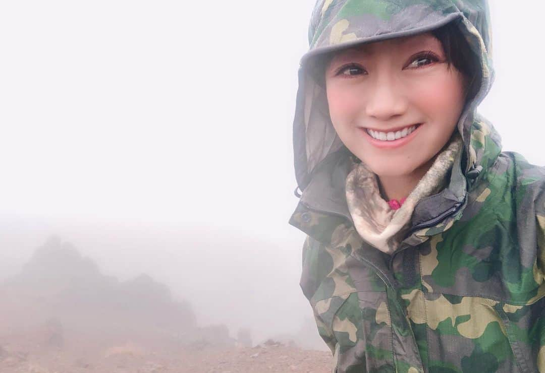 福島和可菜さんのインスタグラム写真 - (福島和可菜Instagram)「山にいます🗻霧と雲と雨の世界☺️ #肌が潤っちまうだろ #新しい美肌方 #前から横から斜めから #濡れる #まるでミストサウナ #山の天然化粧水 #例え過酷でも #どんな時も #楽しむ気持ちを忘れない #cold #山 #電波入った #MOUNTAIN #詳細はまたお知らせします #outdoor #アウトドア #ロケ #rain #迷彩 #Mizuno #🗻 #⛰ #✨ #☔ #😊」10月18日 8時05分 - fukushimawakana