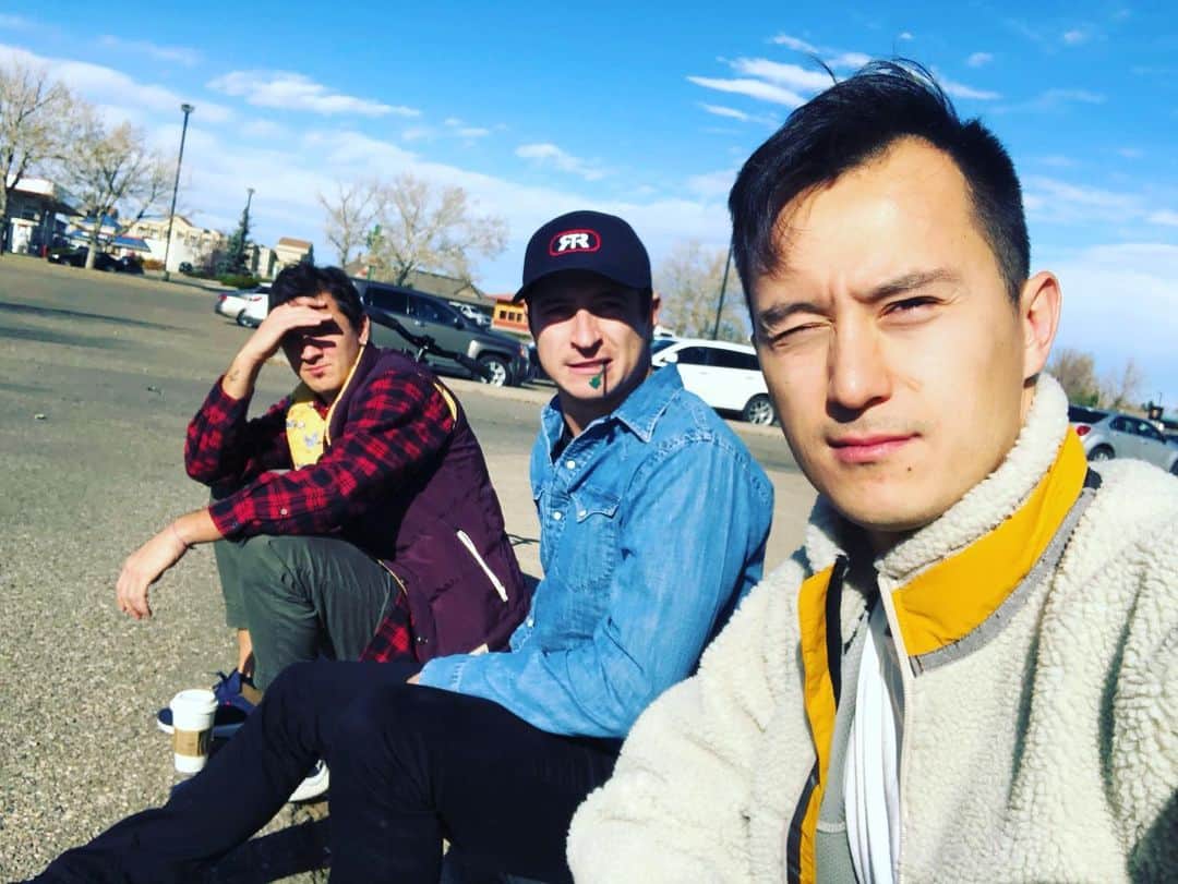 パトリック・チャンのインスタグラム：「“The boys are back in town” Quick coffee break in windy Lethbridge before tonight’s show @enmaxcentre #rocktherinktour」
