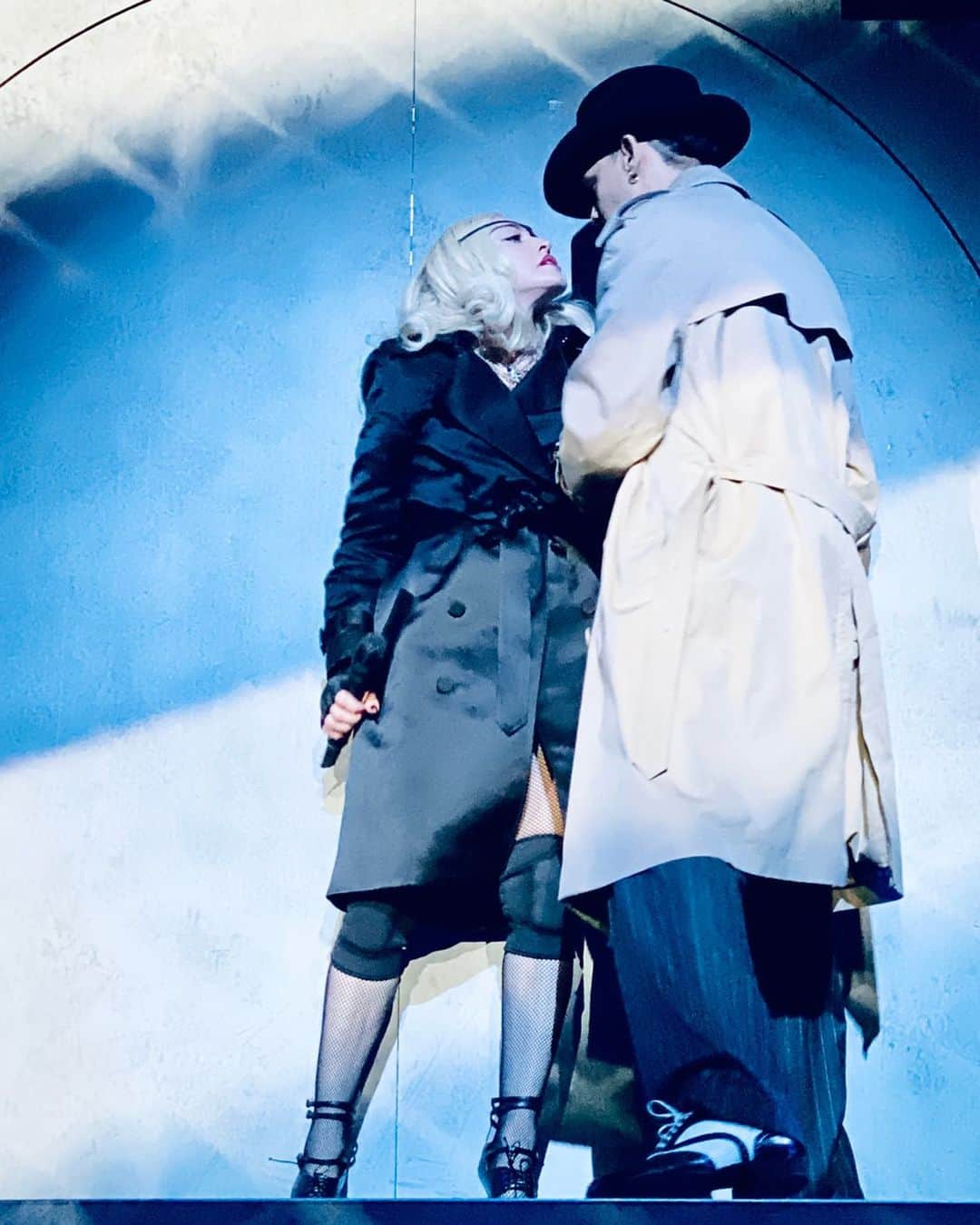 マドンナさんのインスタグラム写真 - (マドンナInstagram)「Finally Enough Love ........,,,,,,♥️👠❌ #madamextheatre #chicagotheatre.」10月18日 8時20分 - madonna