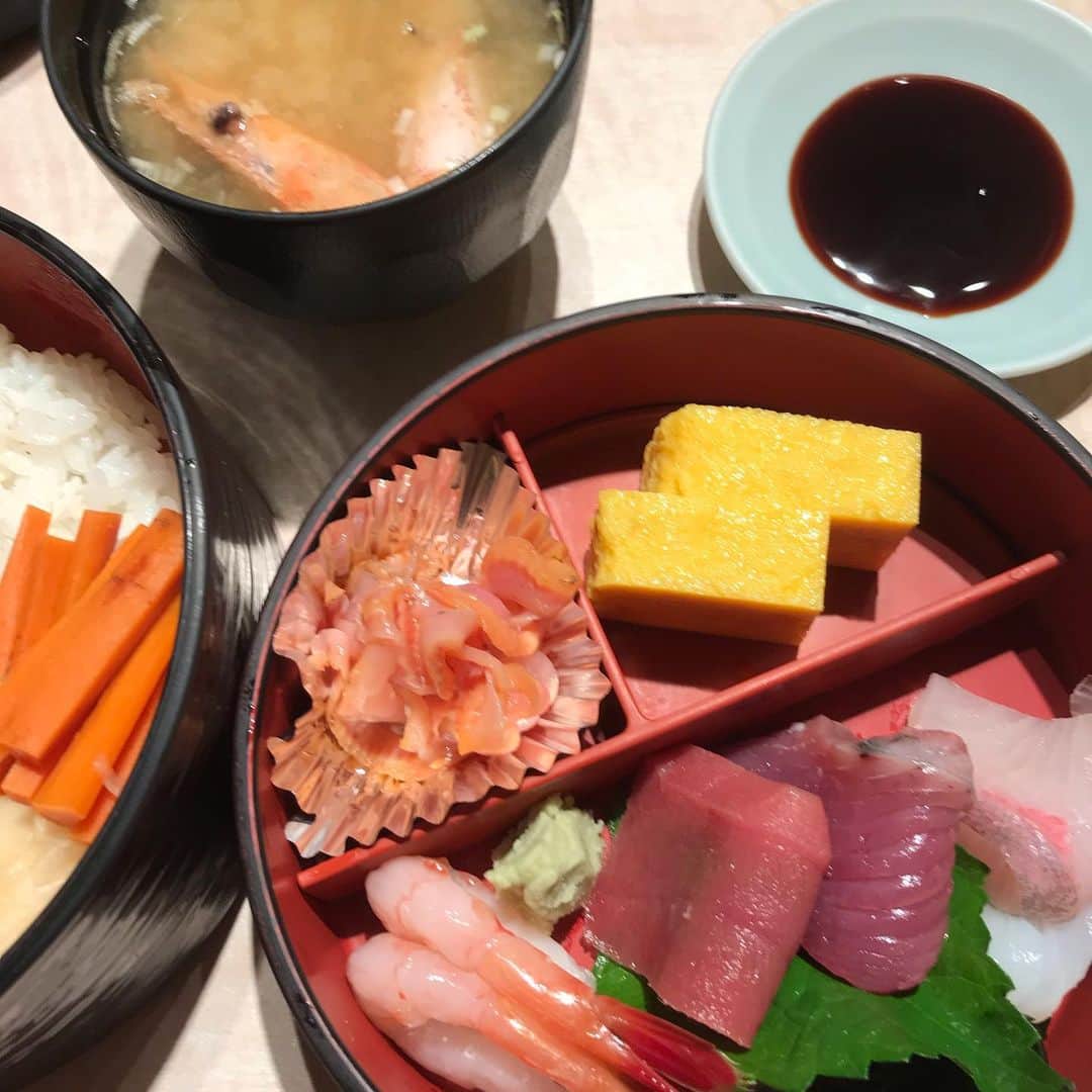 水木一郎さんのインスタグラム写真 - (水木一郎Instagram)「並でも具の量が上とそんなに変わらないほどのサービス。ヤマゴボウもサービス。ちなみに今回の写真は並。海老の味噌汁も美味しいZ! #ランチ  #ちらし寿司  #海老の味噌汁 #やまごぼう好きです #水木一郎」10月18日 8時21分 - ichiromizuki