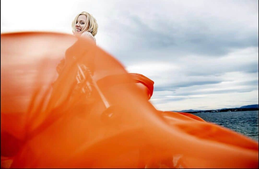 ティーネ・ティング・ヘルセットのインスタグラム：「New photos by @livovland 🤩 I absolutely LOVE them. Can’t wait to show you guys more from the photo shoot on a beautiful beach in Oslo 🔥」
