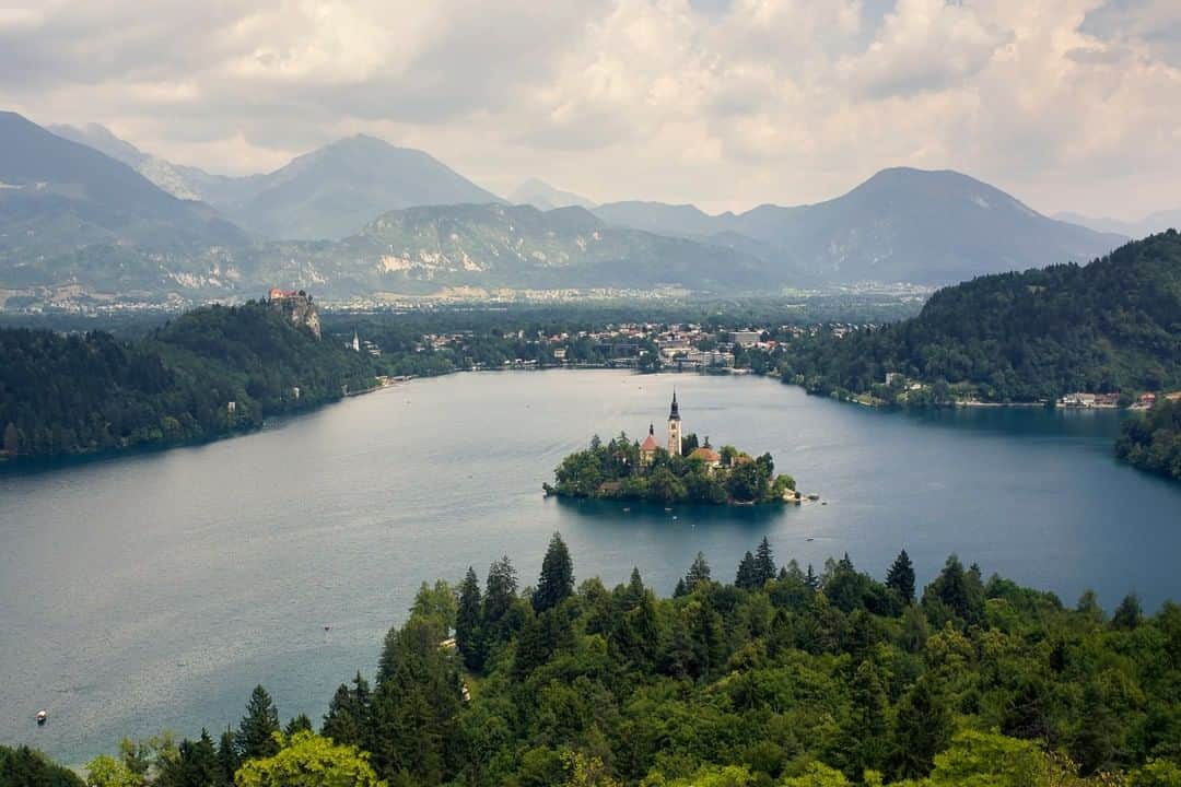 National Geographic Travelさんのインスタグラム写真 - (National Geographic TravelInstagram)「Photo by @mathiassvold | Lake Bled, near the Alps in Slovenia, is one of the most breathtaking, fairy-tale-like places in Europe. A church is located on a small island in the middle of the lake. The legend says that your wishes will come true if you ring the church bell three times.  Follow me @mathiassvold for more stories and nature images. #lakebled #bled #slovenia」10月18日 9時04分 - natgeotravel