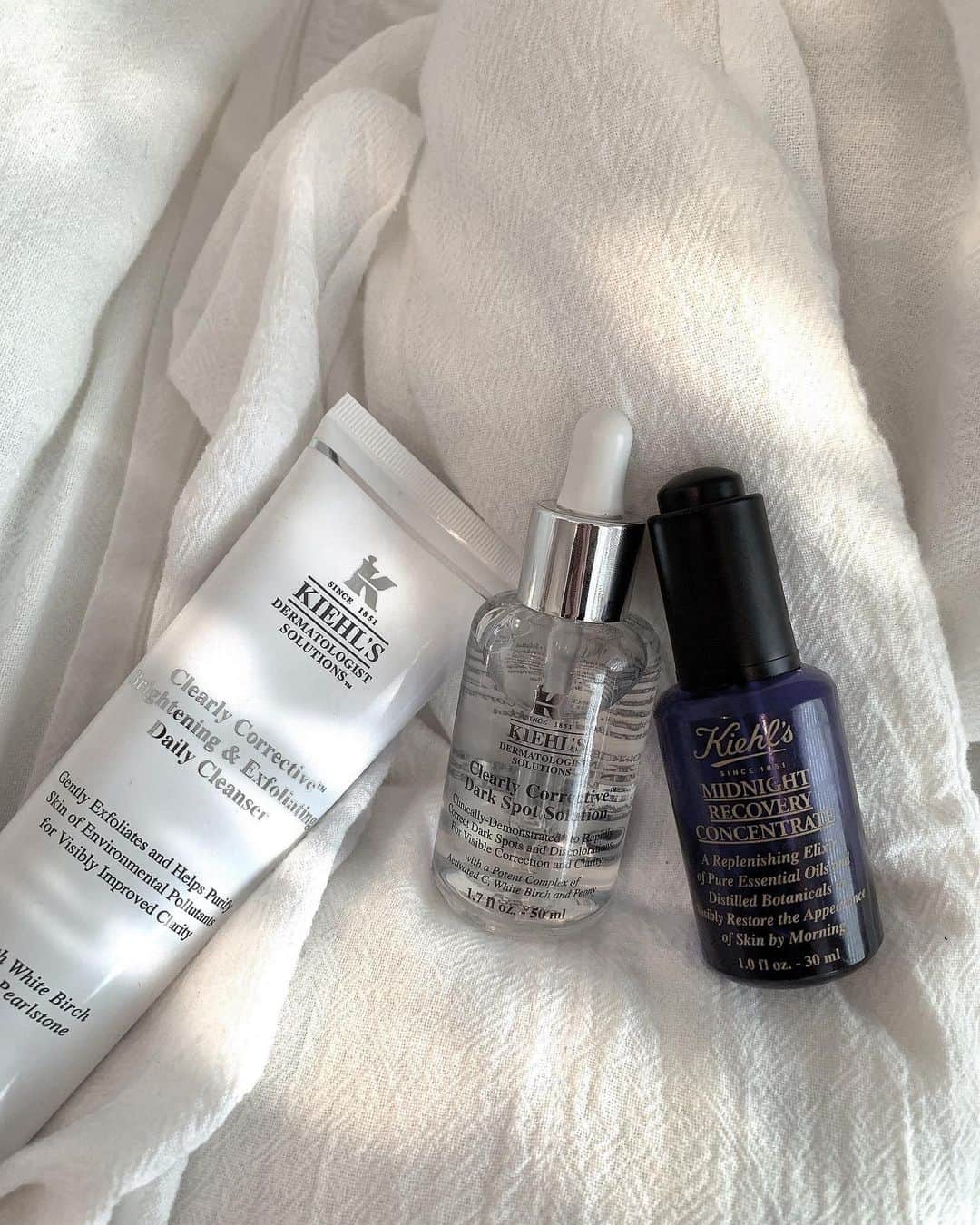持永真実のインスタグラム：「美容のお話。﻿ ダイスキールズ😚🌿 @kiehlsjp ﻿ ﻿ この3つは手離せない🥺﻿ ﻿ 毎日使えるスクラブ洗顔料はお肌つるつるになる✨﻿ 朝使ってる美容液とナイト美容液はお肌ぴかぴかになる✨﻿ ﻿ ﻿ つるぴか✨😀✨﻿ ﻿ お肌の調子が良いと気分もぐーんと上がる💜🌿﻿ ﻿ ﻿ ﻿ もちろんスキンケアなど外側からのアプローチも大事だけど、質の良いたっぷり睡眠だったり、食生活もとっても大事にしてます。﻿ ﻿ テレビ無し生活になってからあの番組があるから起きてよう！というのがなくなったので、寝る時間が早くて20時とか(笑)﻿ ニュースや情報は必要な分だけ自分から取りにいくスタイルになってます。﻿ ネットやアマゾンプライムビデオ様にお世話になっています。 ﻿ 朝はほぐしやストレッチしたり、アロマやコーヒーを楽しんだり、集中できるので午前中に勉強してます。﻿ ﻿ 最近はキックボクシングの他に朝ヨガにも通っているんです🧘🏻‍♀️﻿ ﻿ 心がザワザワバタバタしないように穏やかに暮らせるように心掛けてます🦋」